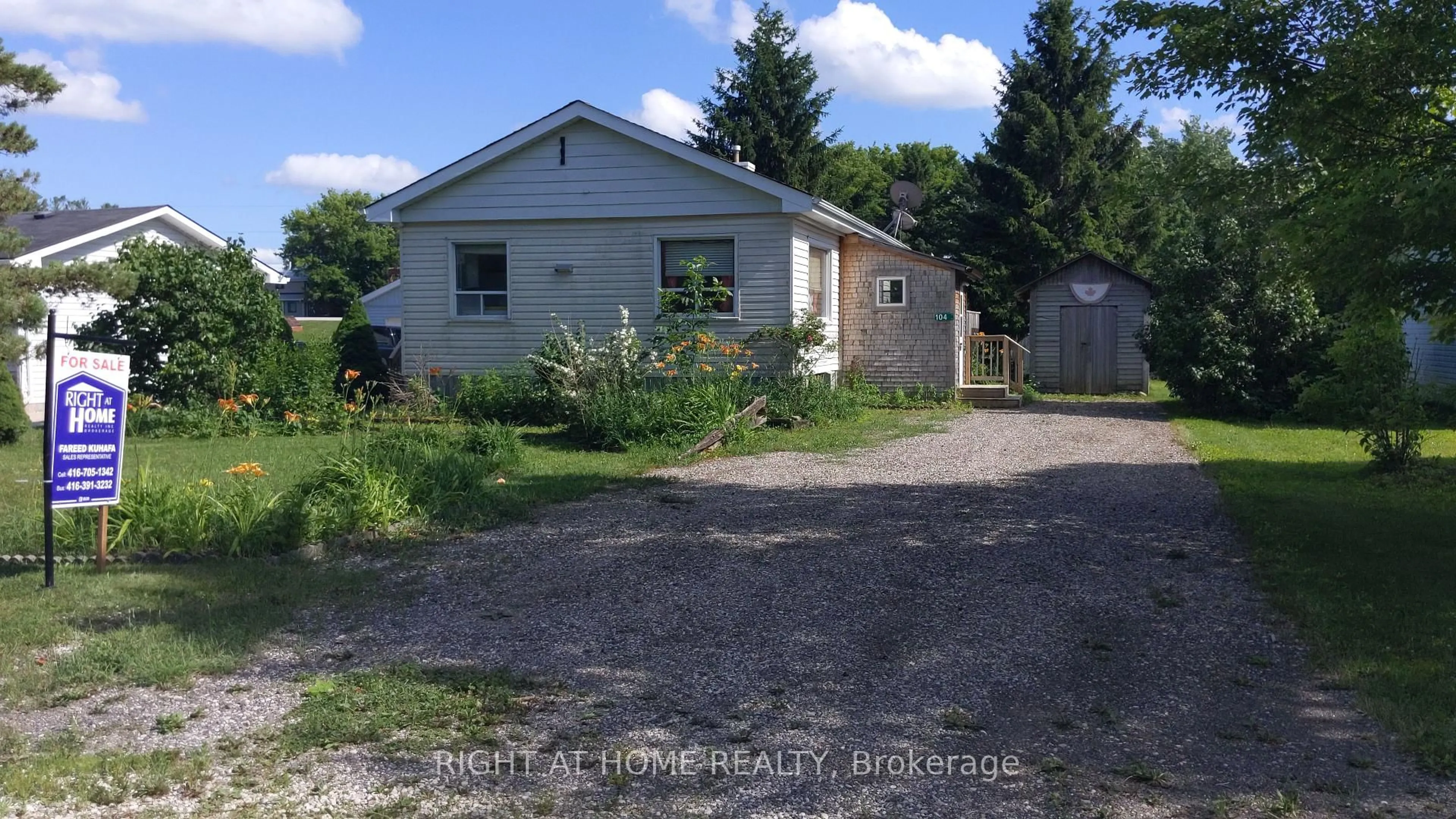 A pic from outside/outdoor area/front of a property/back of a property/a pic from drone, building for 104 Meadows Dr, West Grey Ontario N4N 3B8