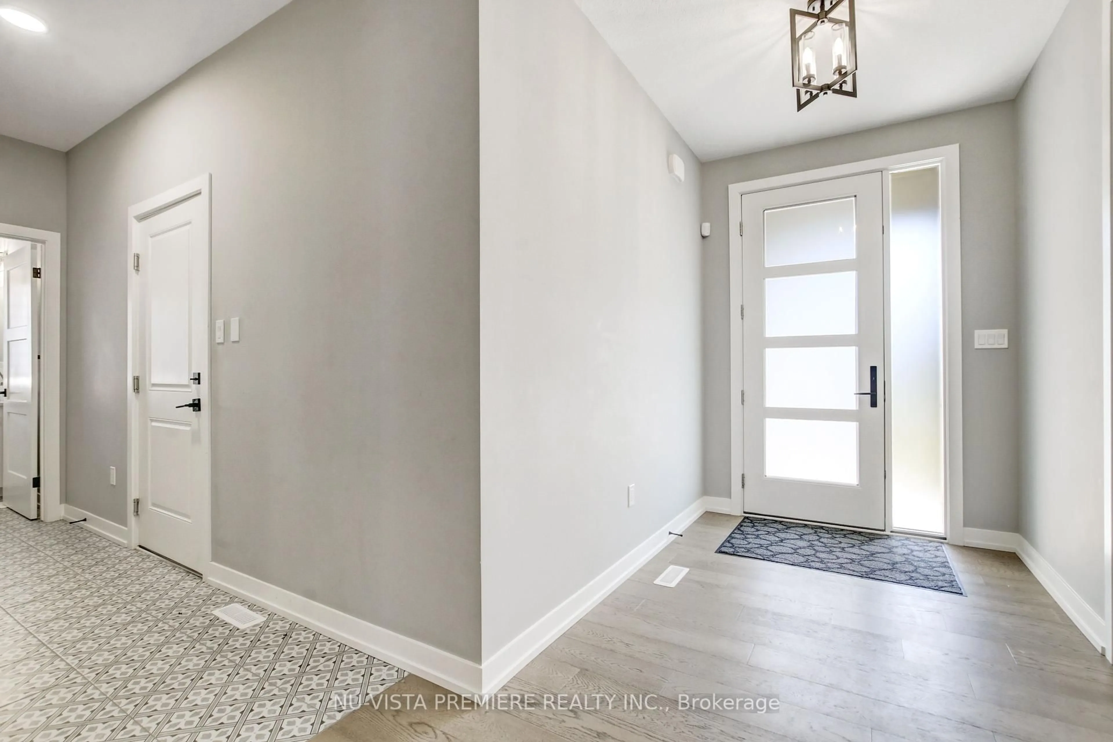 Indoor entryway for 46 Aspen Circ, Thames Centre Ontario N0M 2P0