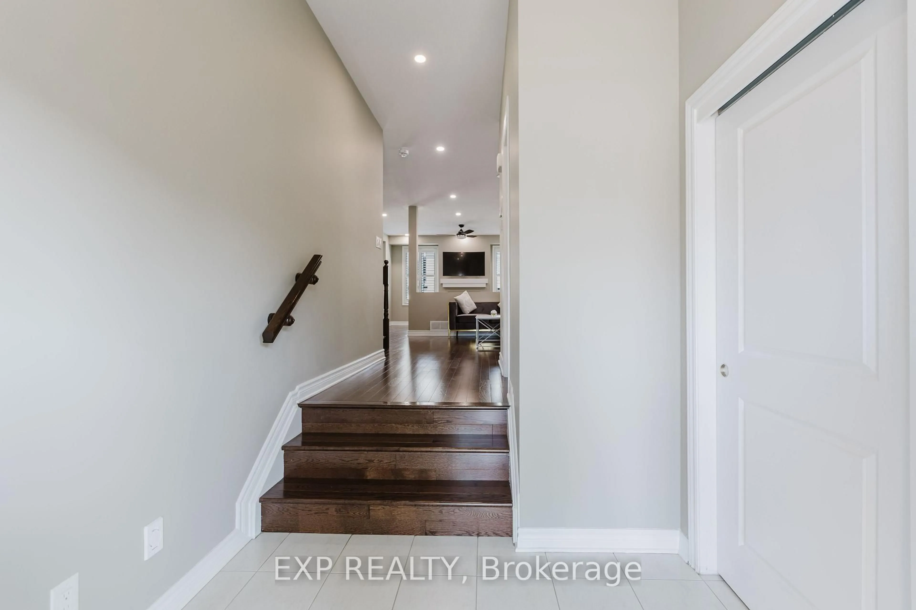 Indoor entryway for 39 Clonfadda Terr, Ottawa Ontario K2J 6E9