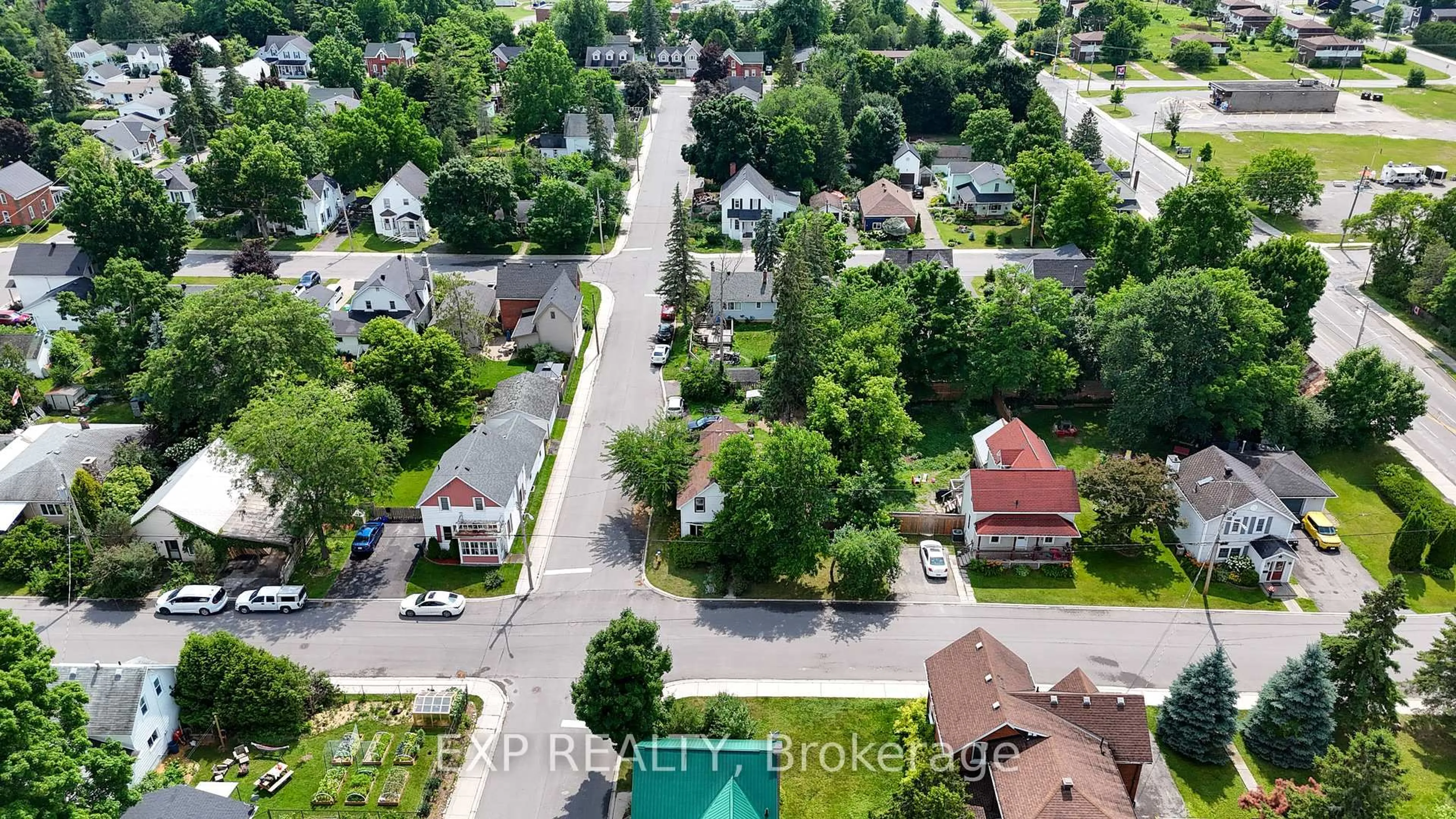 A pic from outside/outdoor area/front of a property/back of a property/a pic from drone, street for 294 Moffatt St, Carleton Place Ontario K7C 3L4
