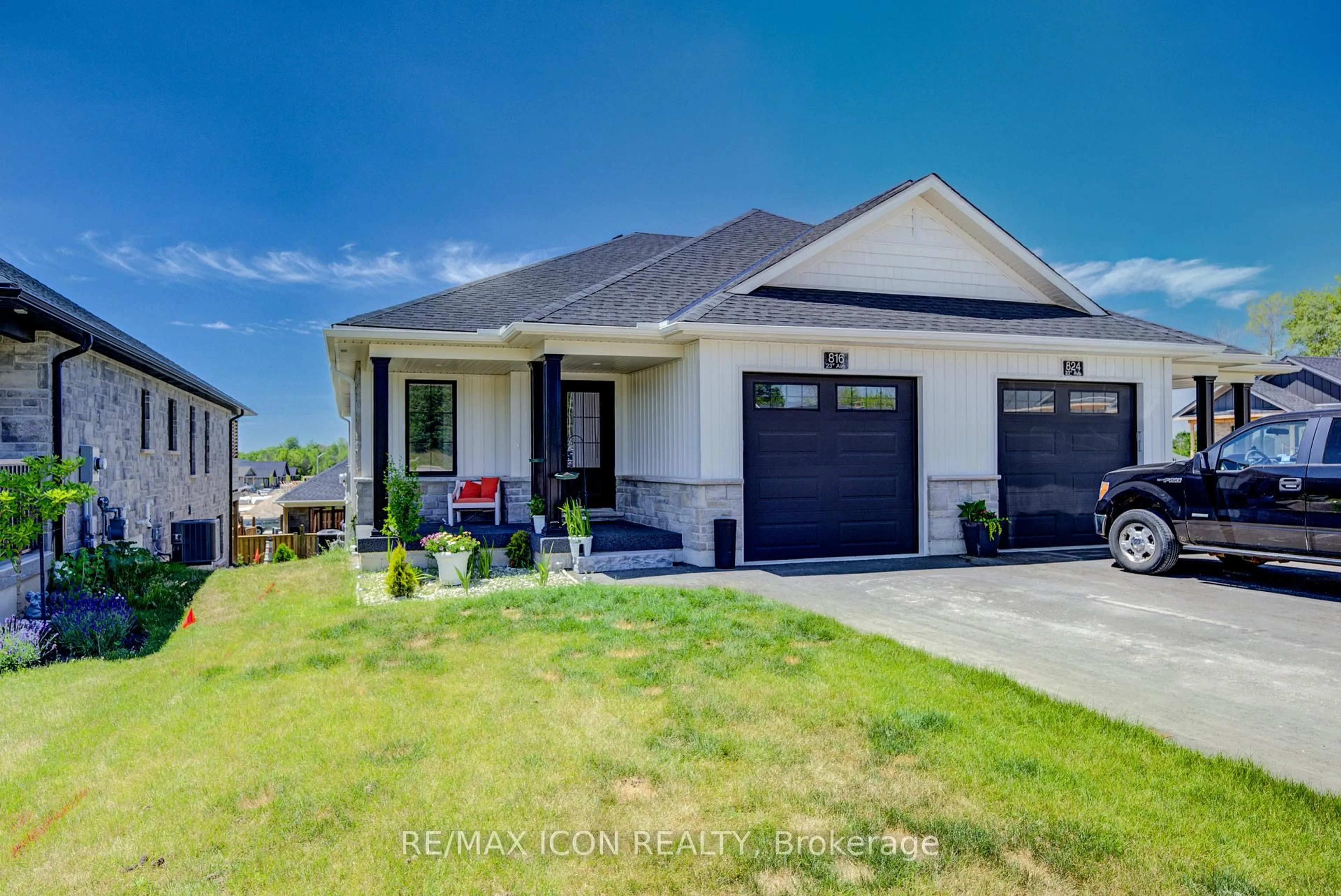 Home with vinyl exterior material, street for 816 23rd Ave, Hanover Ontario N4N 0C5