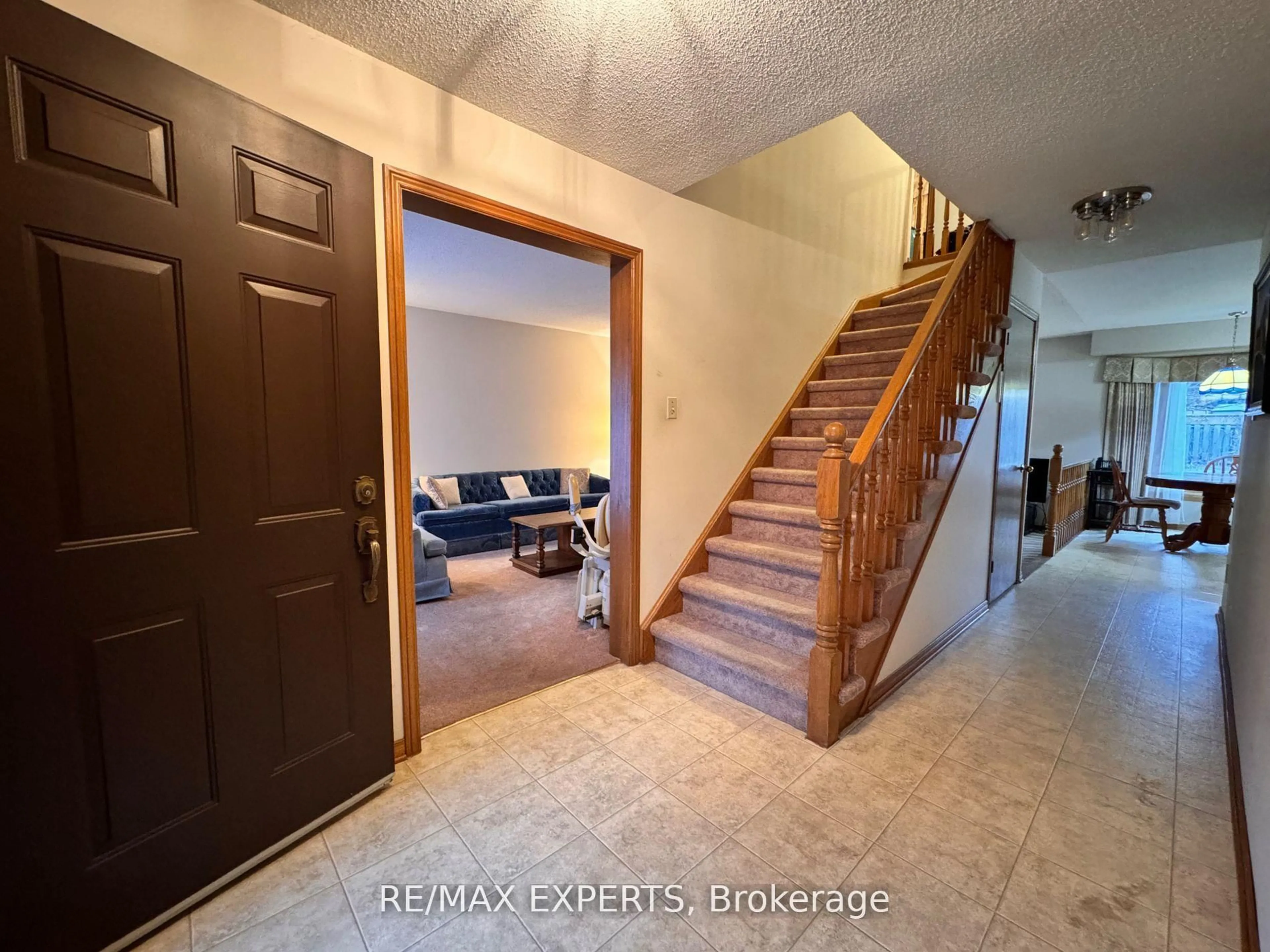 Indoor foyer for 75 Wendy Cres, London North Ontario N5X 3J7