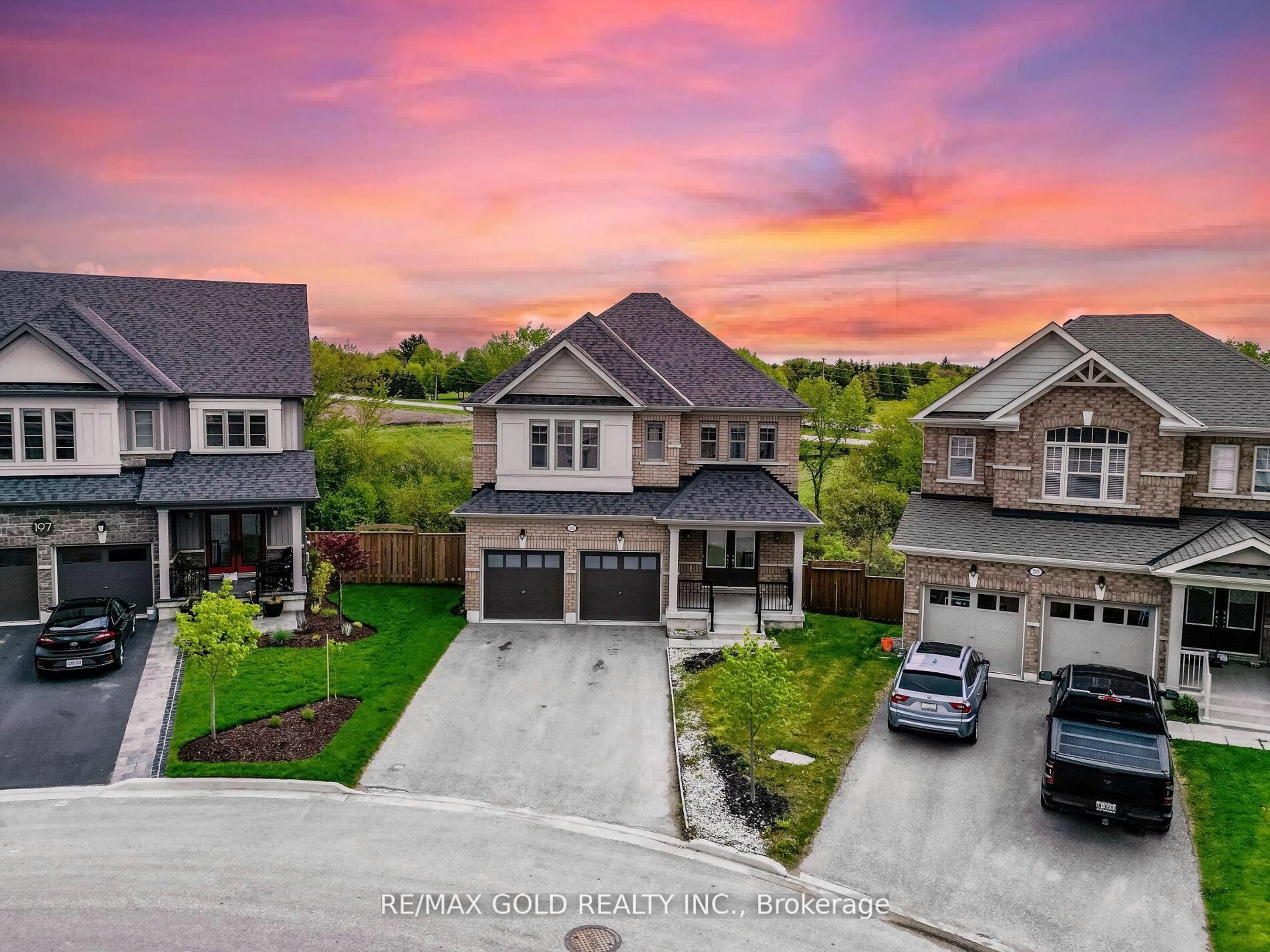 A pic from outside/outdoor area/front of a property/back of a property/a pic from drone, street for 201 Mcfarlane Cres, Centre Wellington Ontario N1M 0G5