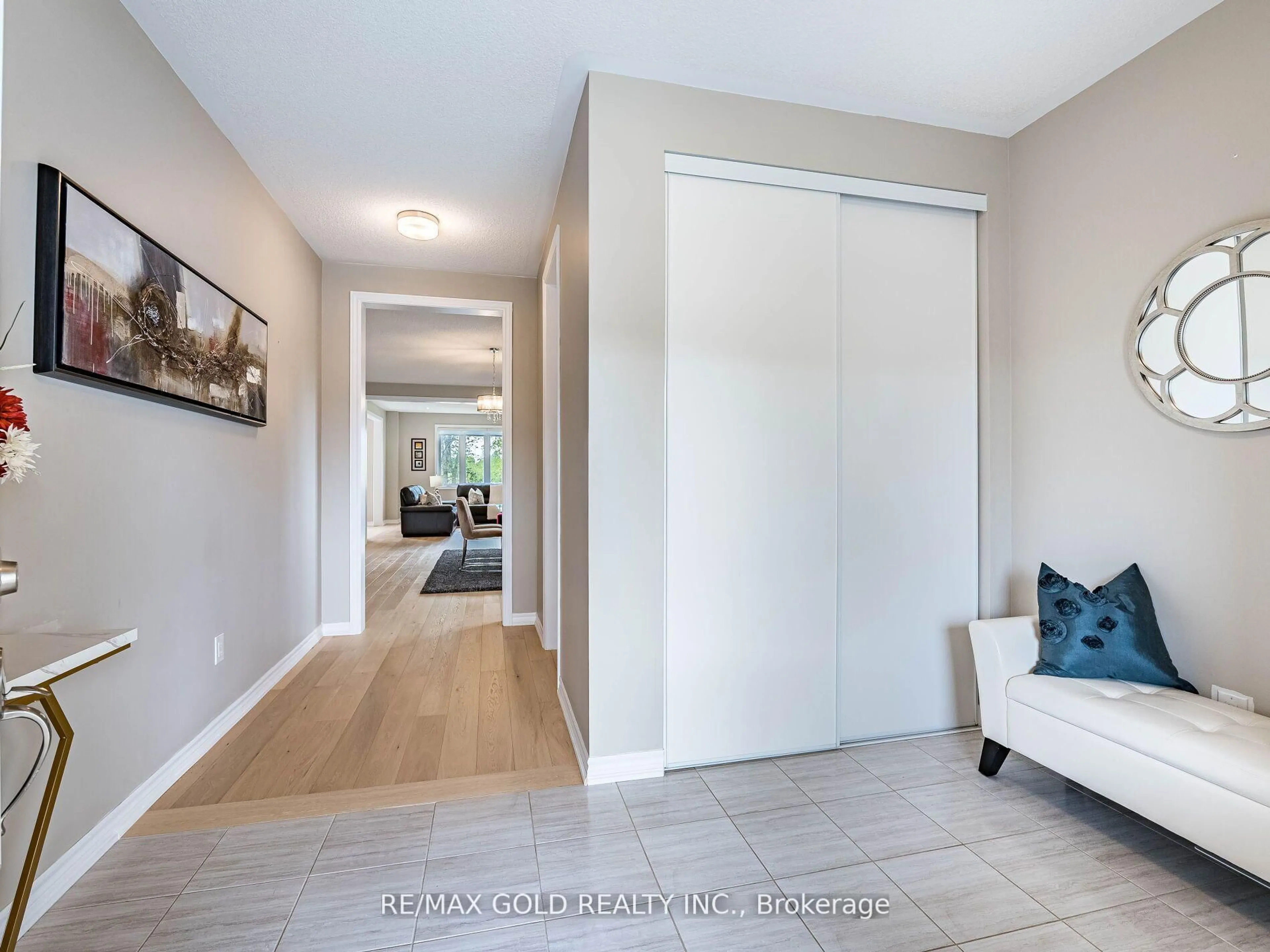 Indoor entryway for 201 Mcfarlane Cres, Centre Wellington Ontario N1M 0G5