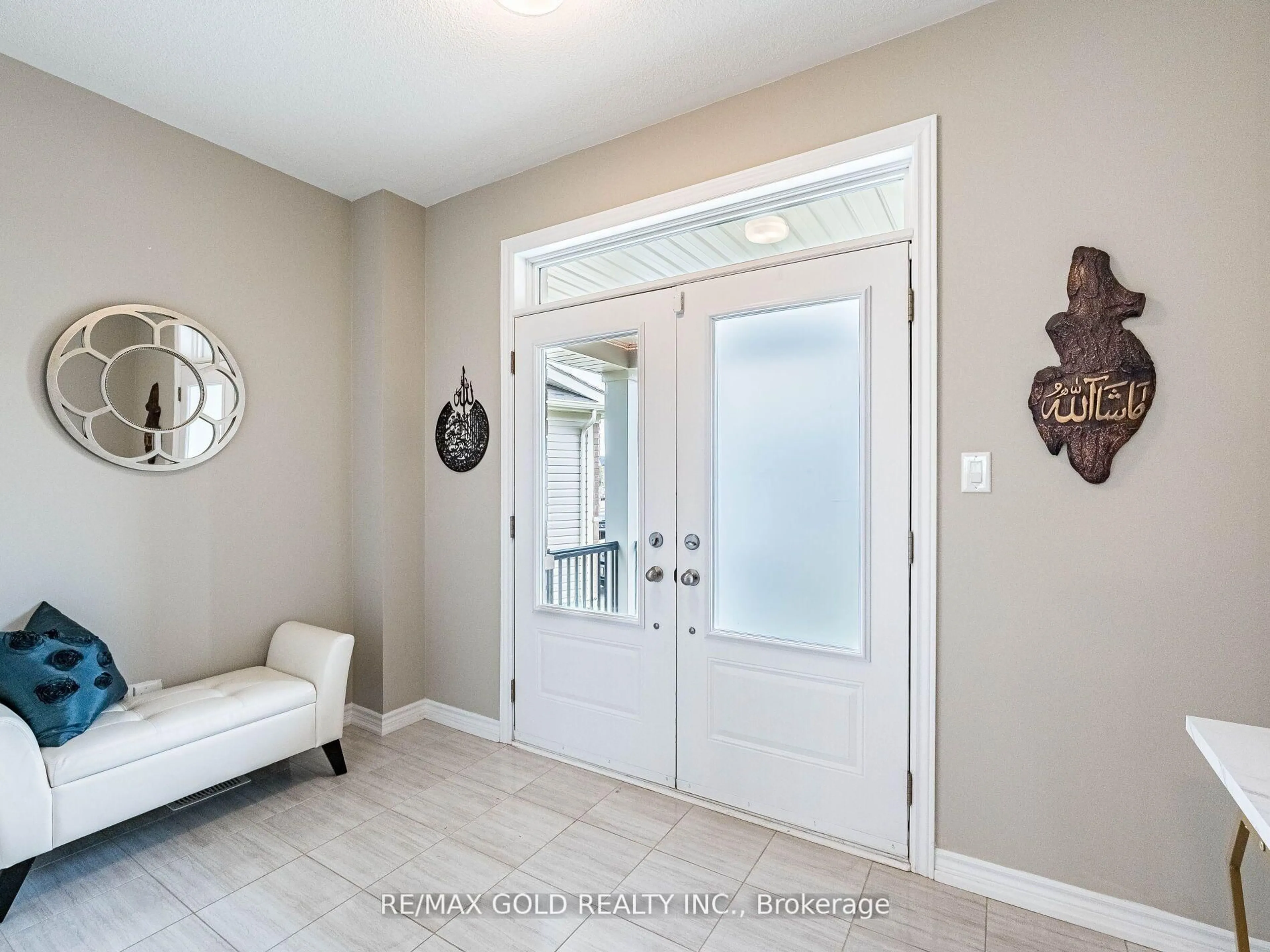 Indoor entryway for 201 Mcfarlane Cres, Centre Wellington Ontario N1M 0G5