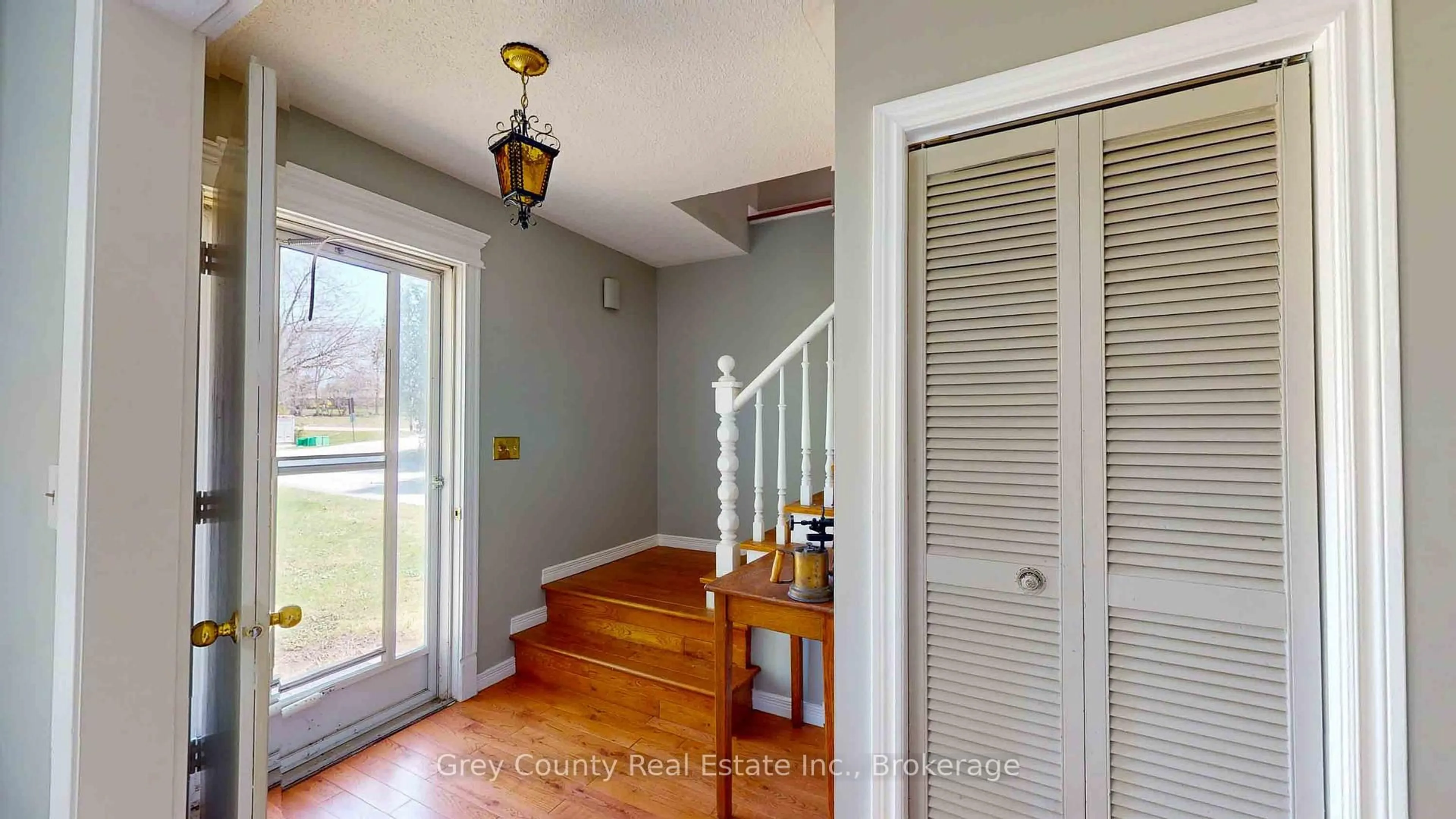 Indoor entryway for 102 Glenwood Pl, West Grey Ontario N0C 1H0