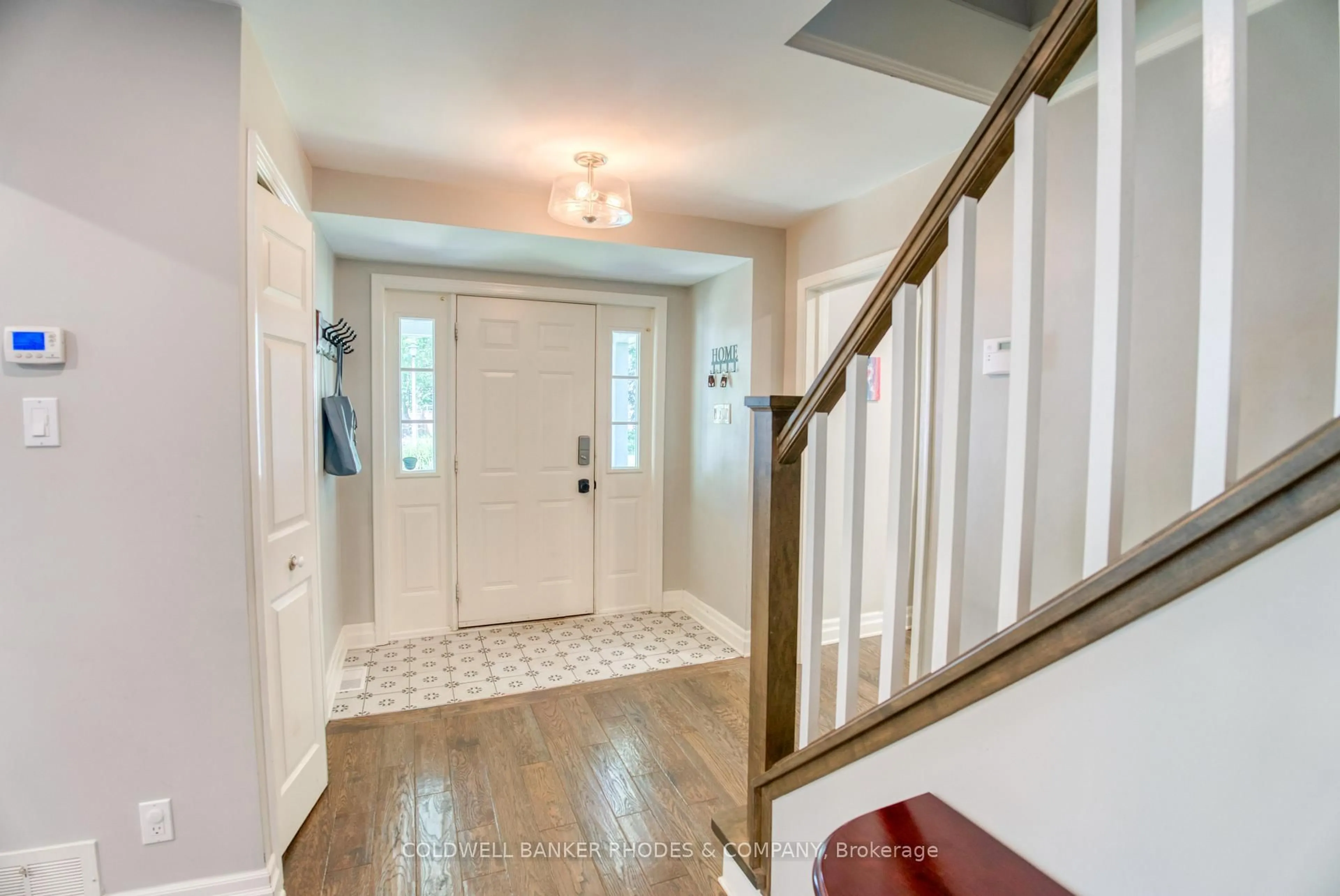 Indoor entryway for 19 Kilbarry Cres, Ottawa Ontario K1K 0G9