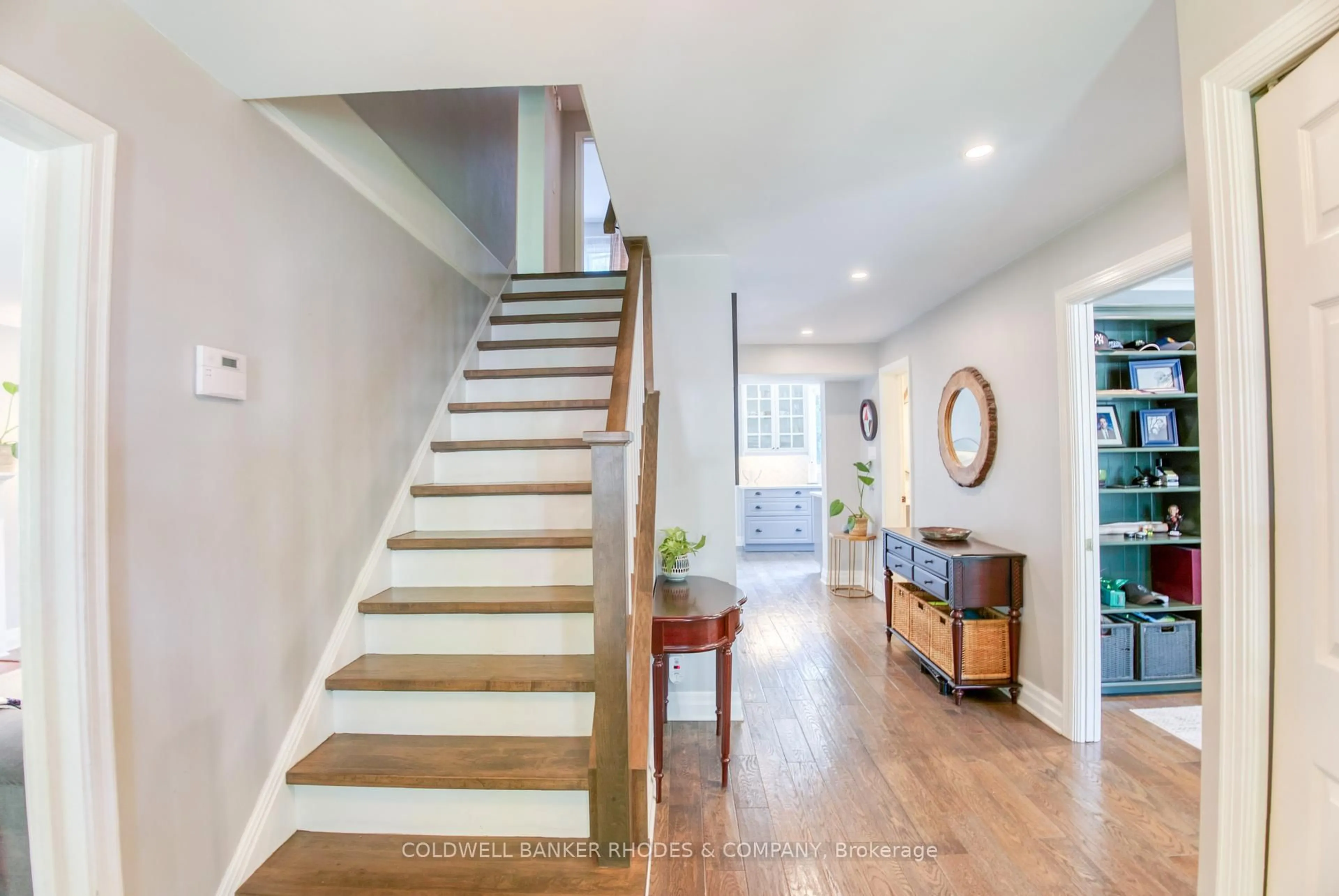 Indoor entryway for 19 Kilbarry Cres, Ottawa Ontario K1K 0G9