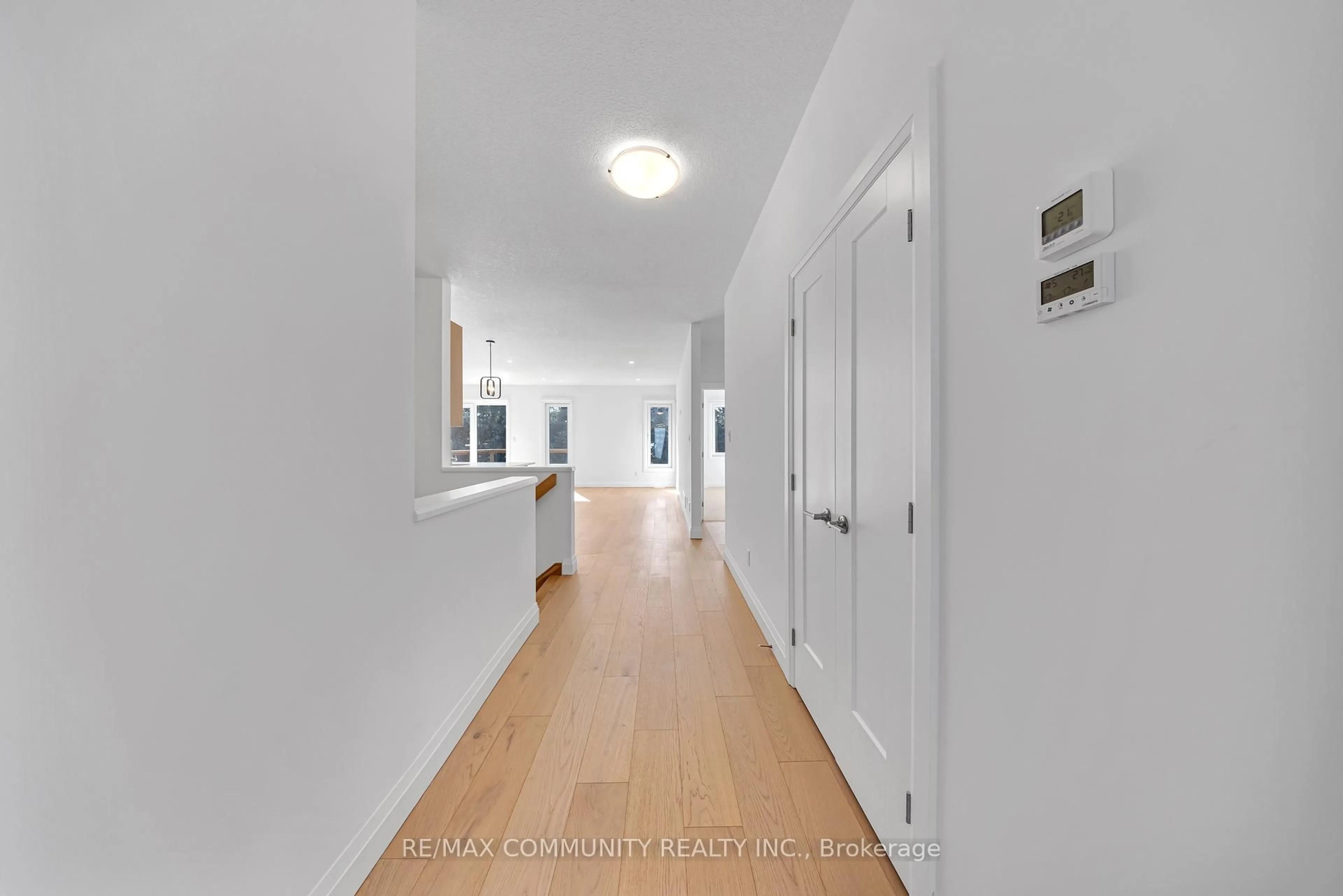 Indoor foyer for 14 Alexander Circ, Strathroy-Caradoc Ontario N7G 0B4