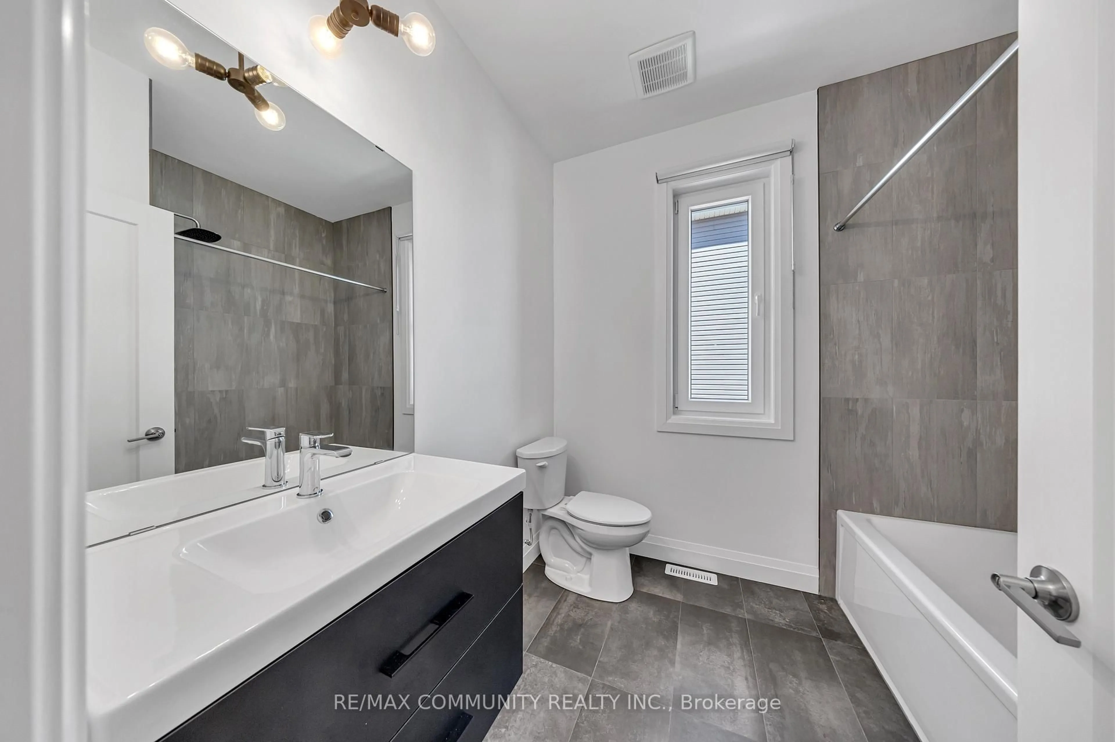 Standard bathroom, ceramic/tile floor for 14 Alexander Circ, Strathroy-Caradoc Ontario N7G 0B4