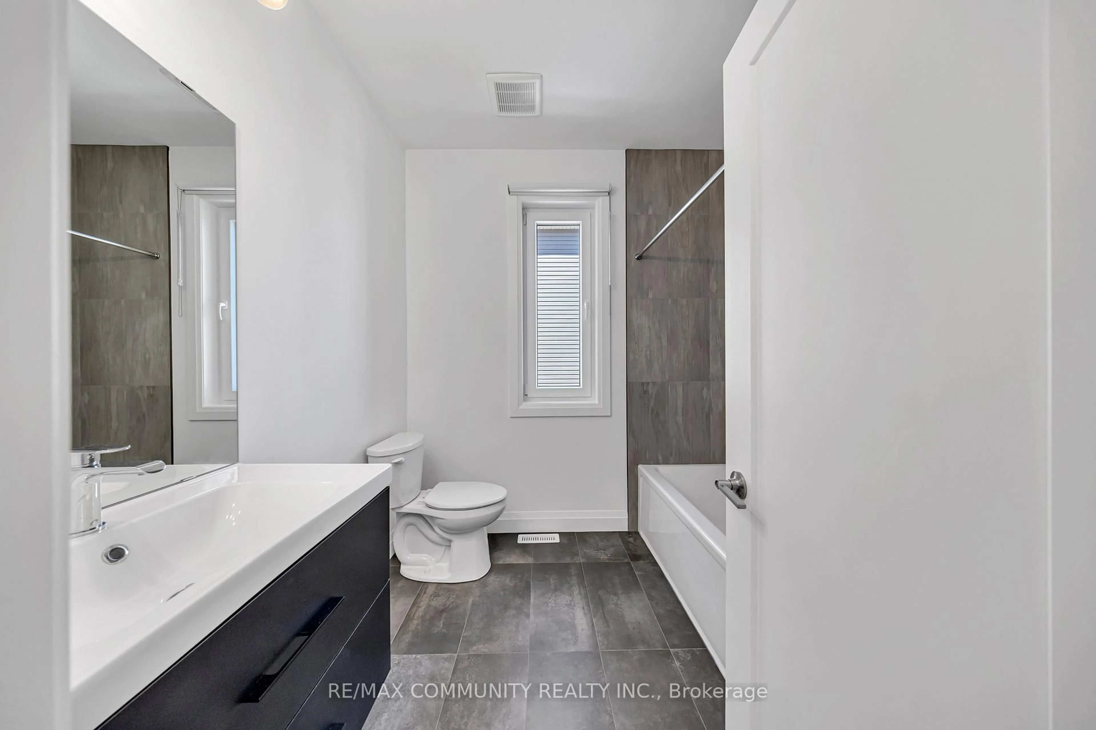 Standard bathroom, ceramic/tile floor for 14 Alexander Circ, Strathroy-Caradoc Ontario N7G 0B4