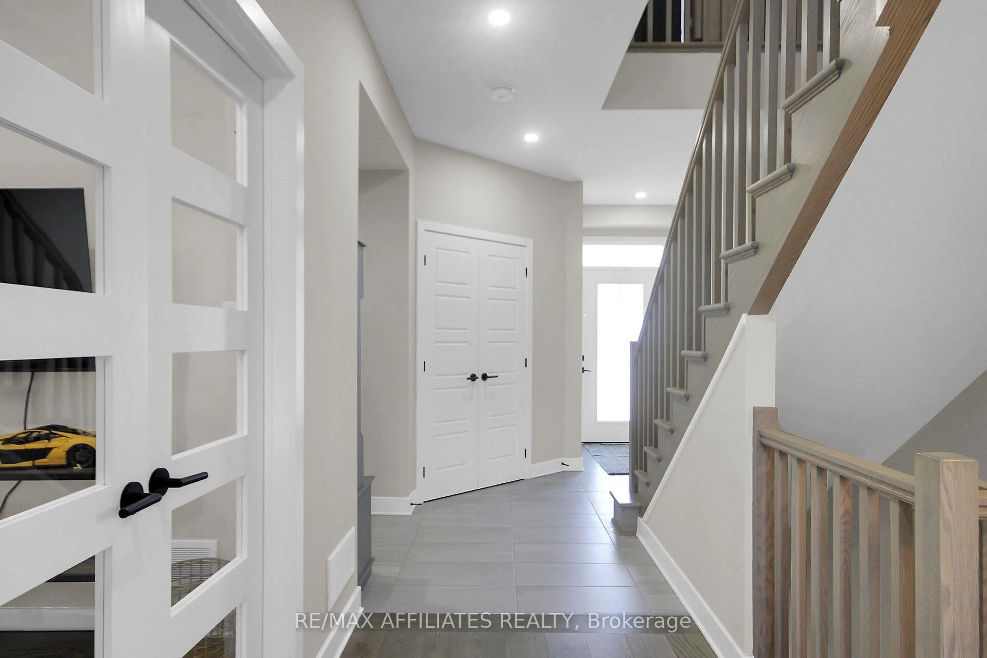 Indoor entryway for 357 SHOVELER Grve, Ottawa Ontario K4M 1B2