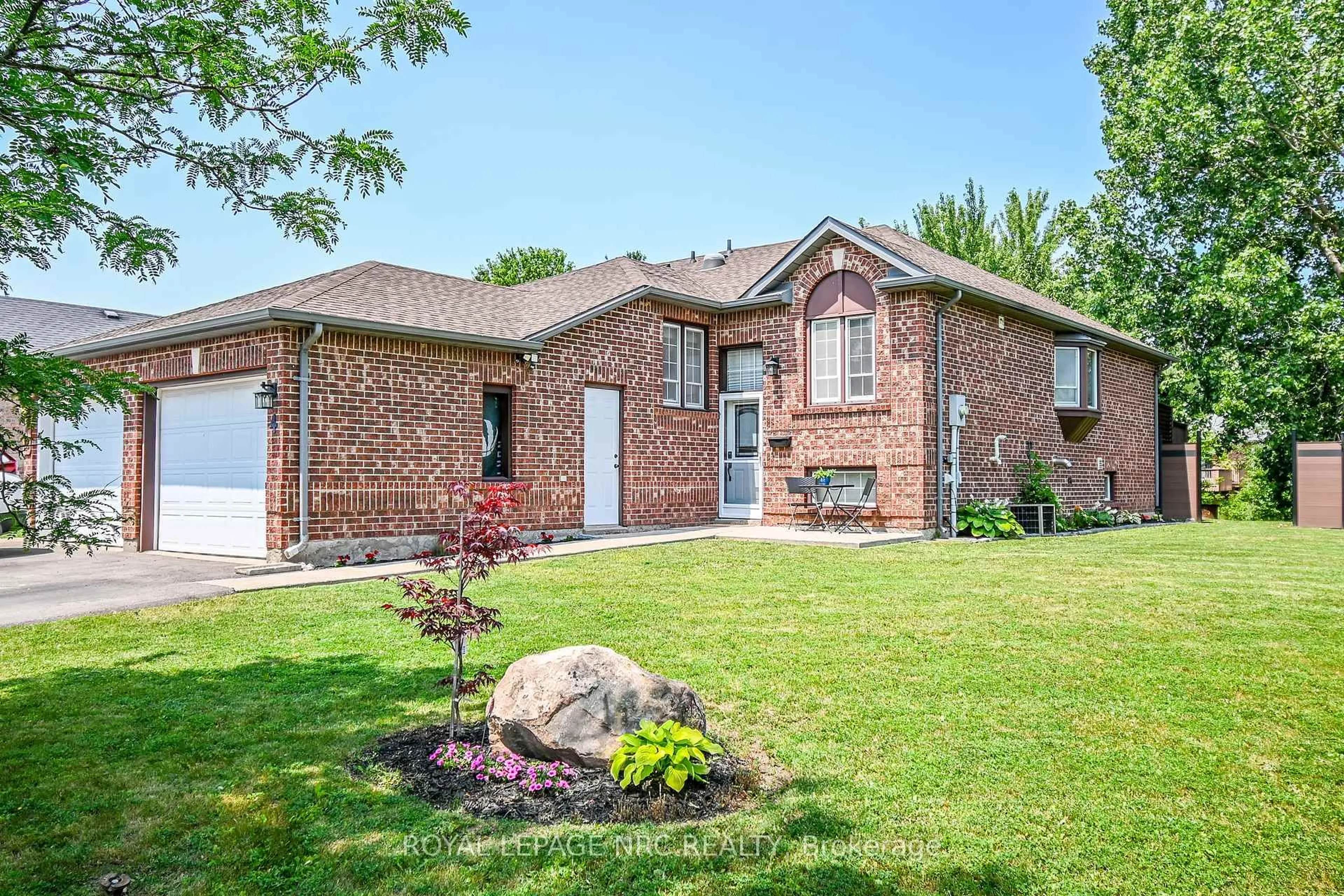 Home with brick exterior material, street for 4 Jackson Crt, Welland Ontario L3C 7G2