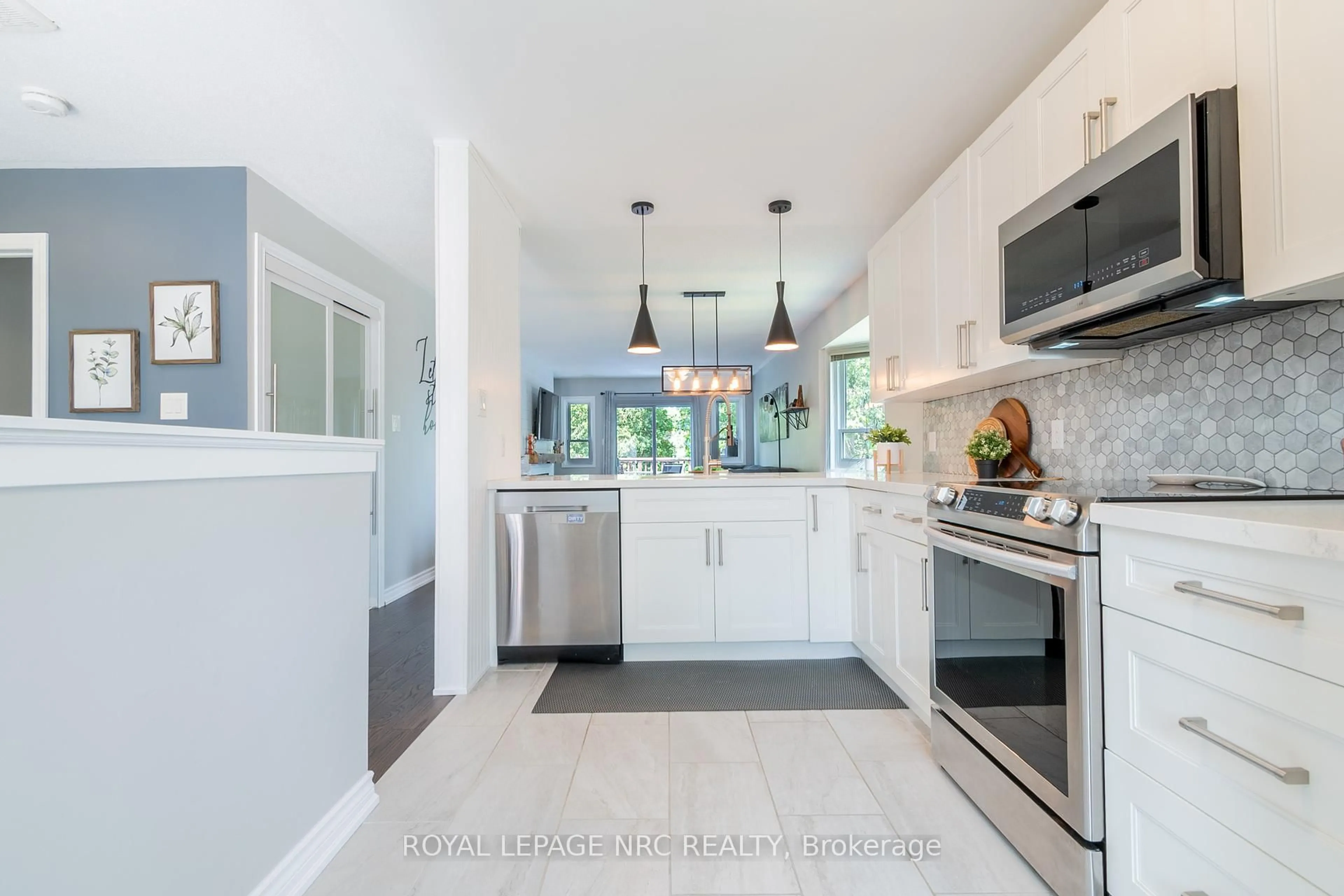 Open concept kitchen, ceramic/tile floor for 4 Jackson Crt, Welland Ontario L3C 7G2
