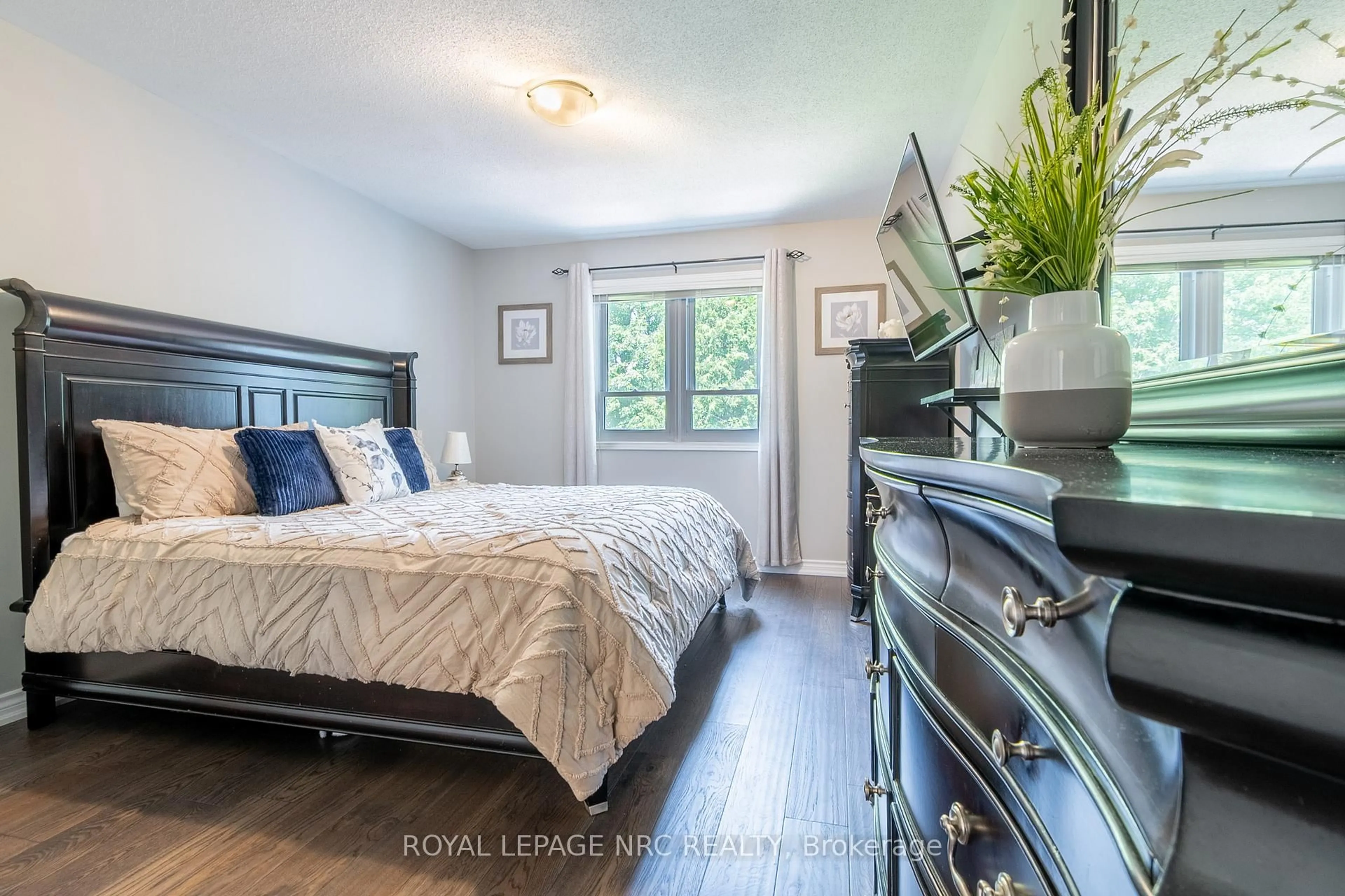 Bedroom with bed, wood/laminate floor for 4 Jackson Crt, Welland Ontario L3C 7G2