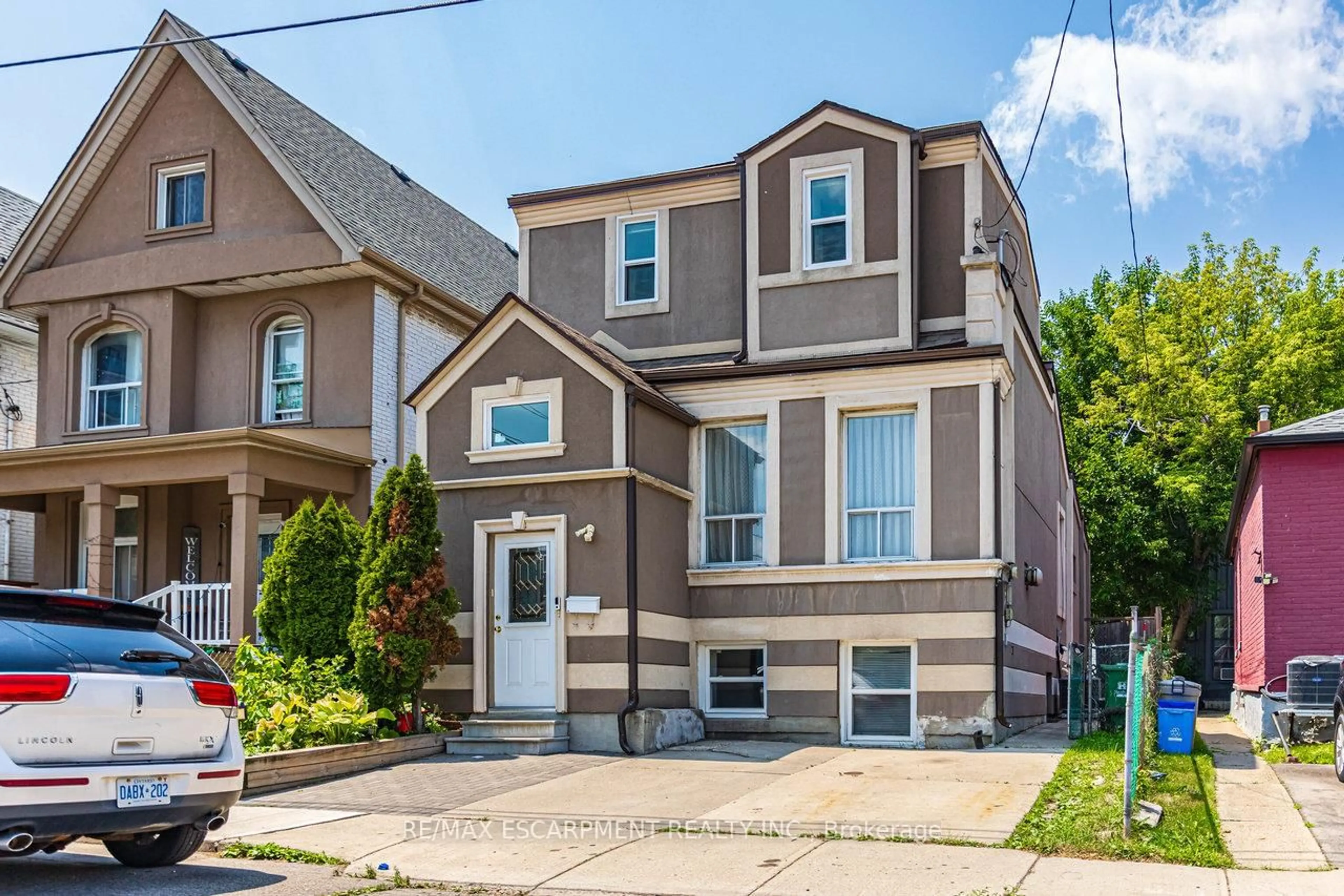 Home with vinyl exterior material, street for 99 Cathcart St, Hamilton Ontario L8L 5A1