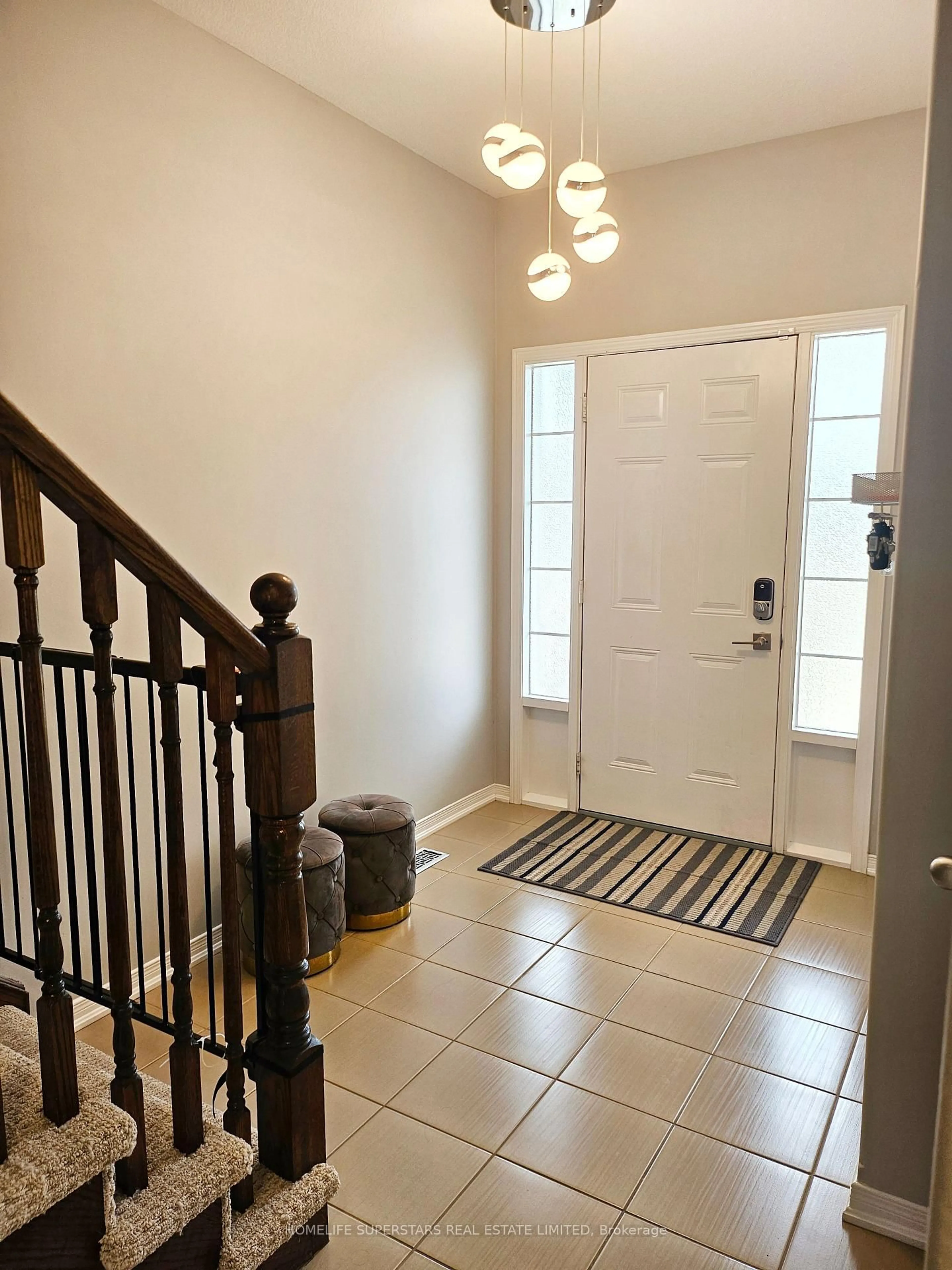 Indoor entryway for 170 Palacebeach Tr #20, Hamilton Ontario L8E 0H2