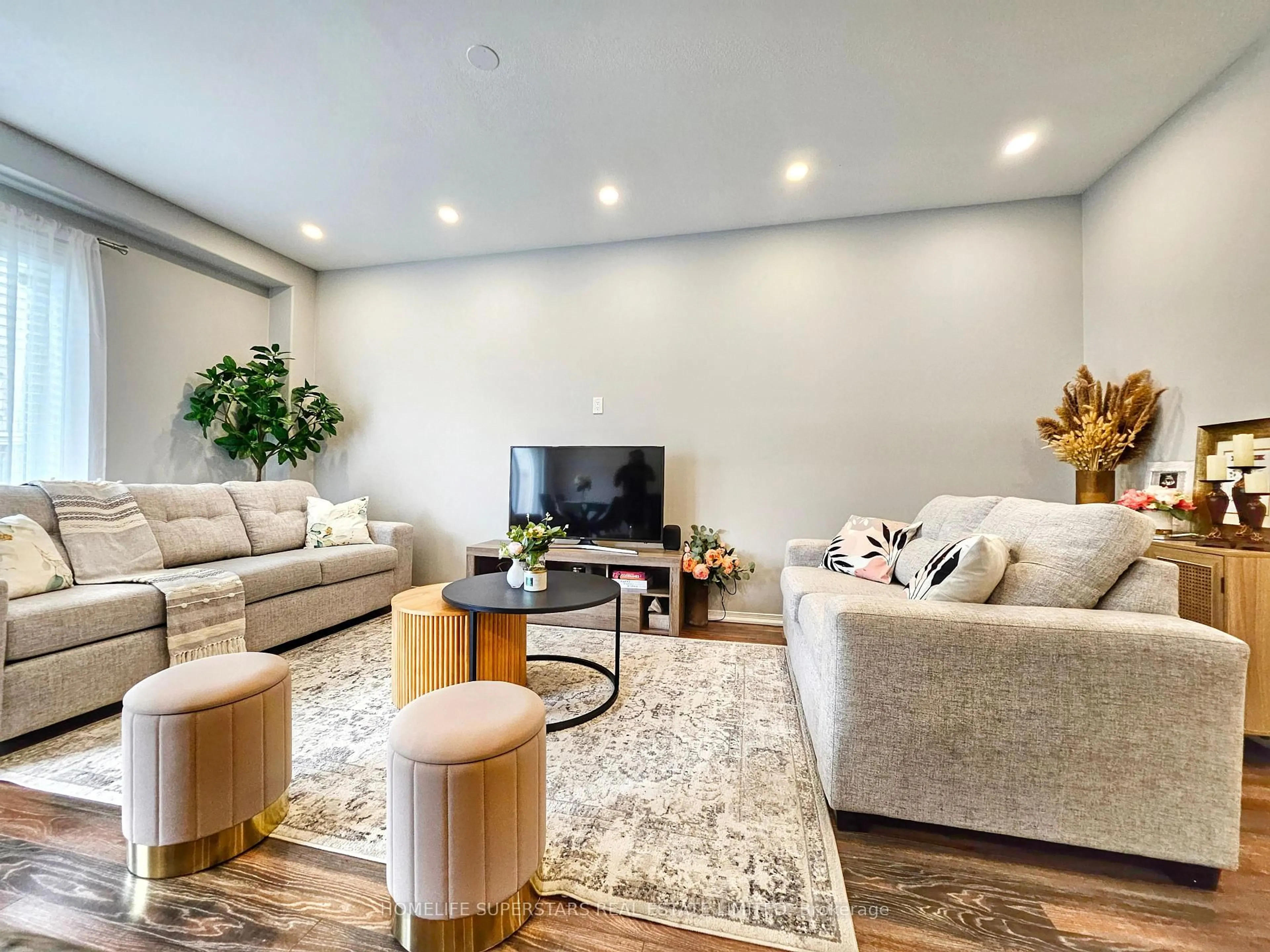 Living room with furniture, unknown for 170 Palacebeach Tr #20, Hamilton Ontario L8E 0H2