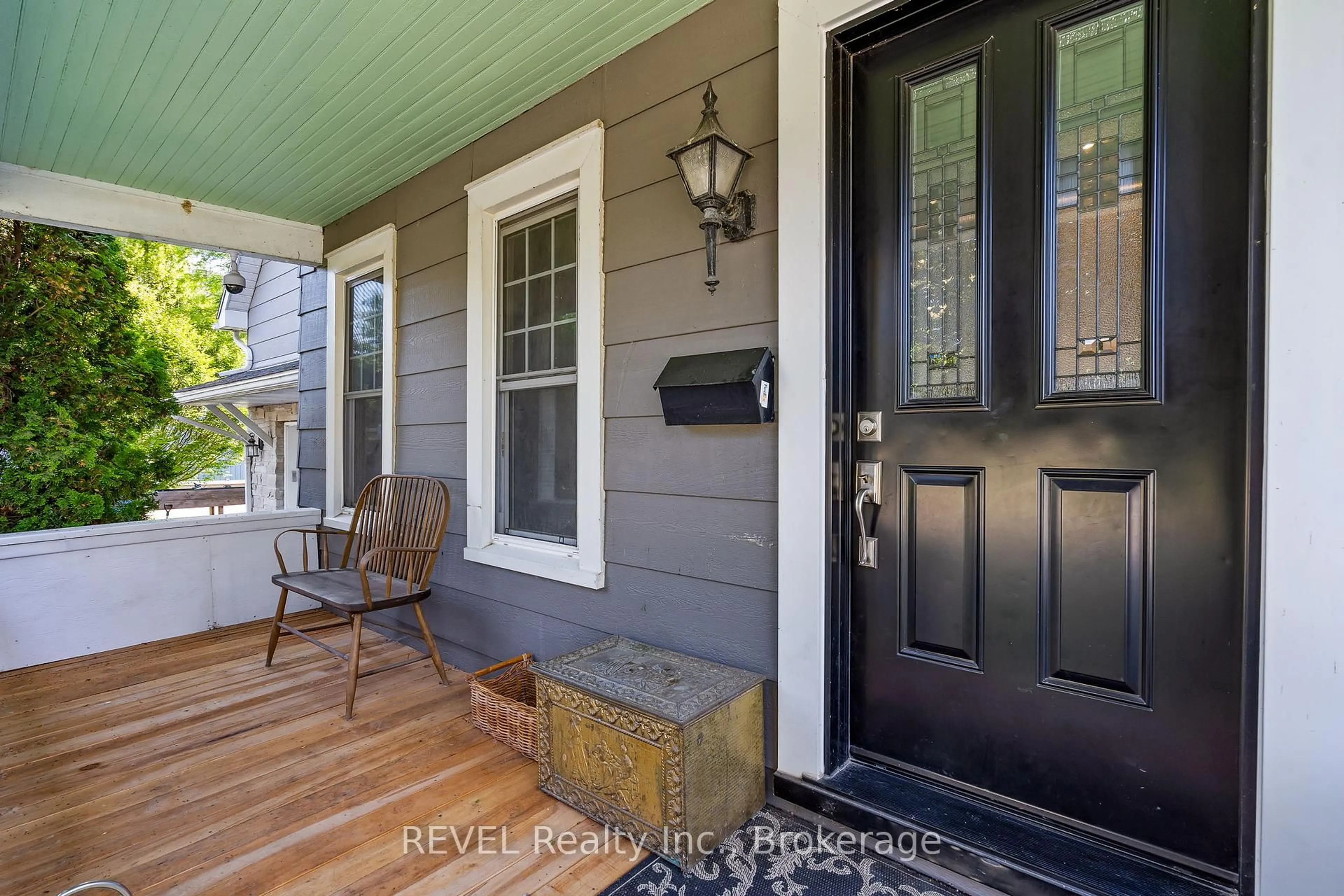 Indoor entryway for 335 Helena St, Fort Erie Ontario L2A 4J7