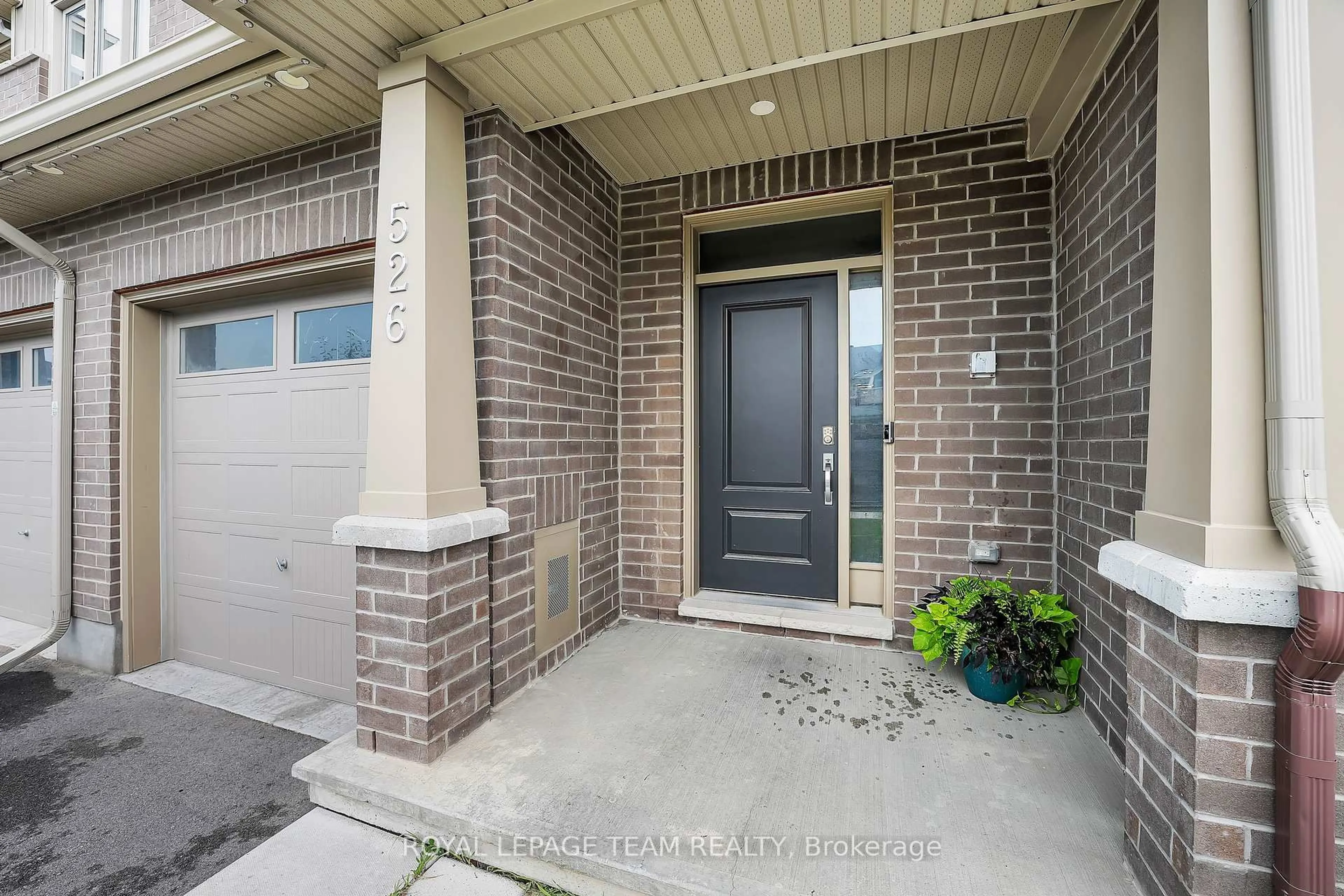 Indoor entryway for 526 EDENWYLDE Dr, Ottawa Ontario K2S 2K4