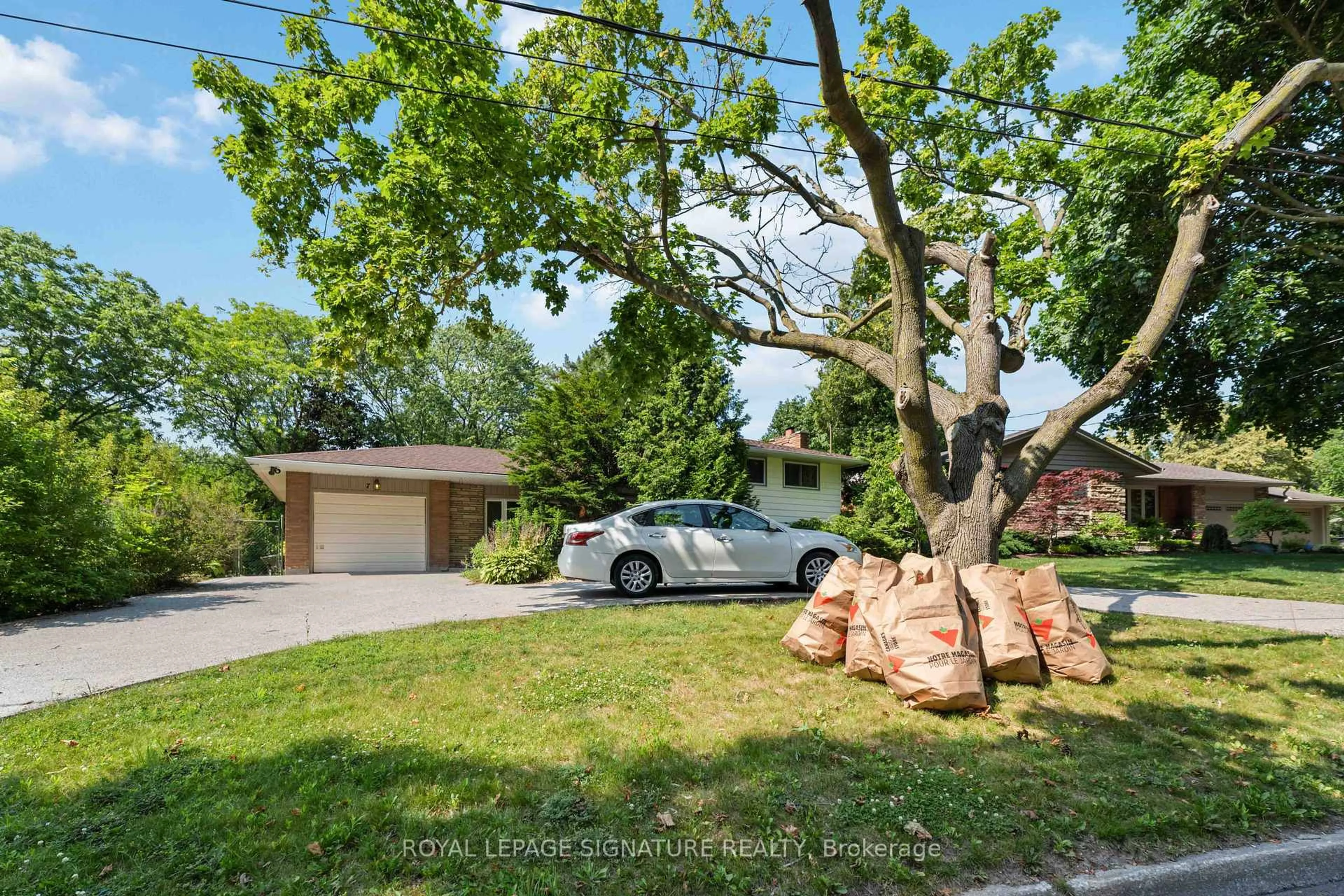 A pic from outside/outdoor area/front of a property/back of a property/a pic from drone, street for 7 OLD COACH RD, St. Catharines Ontario L2N 2P2