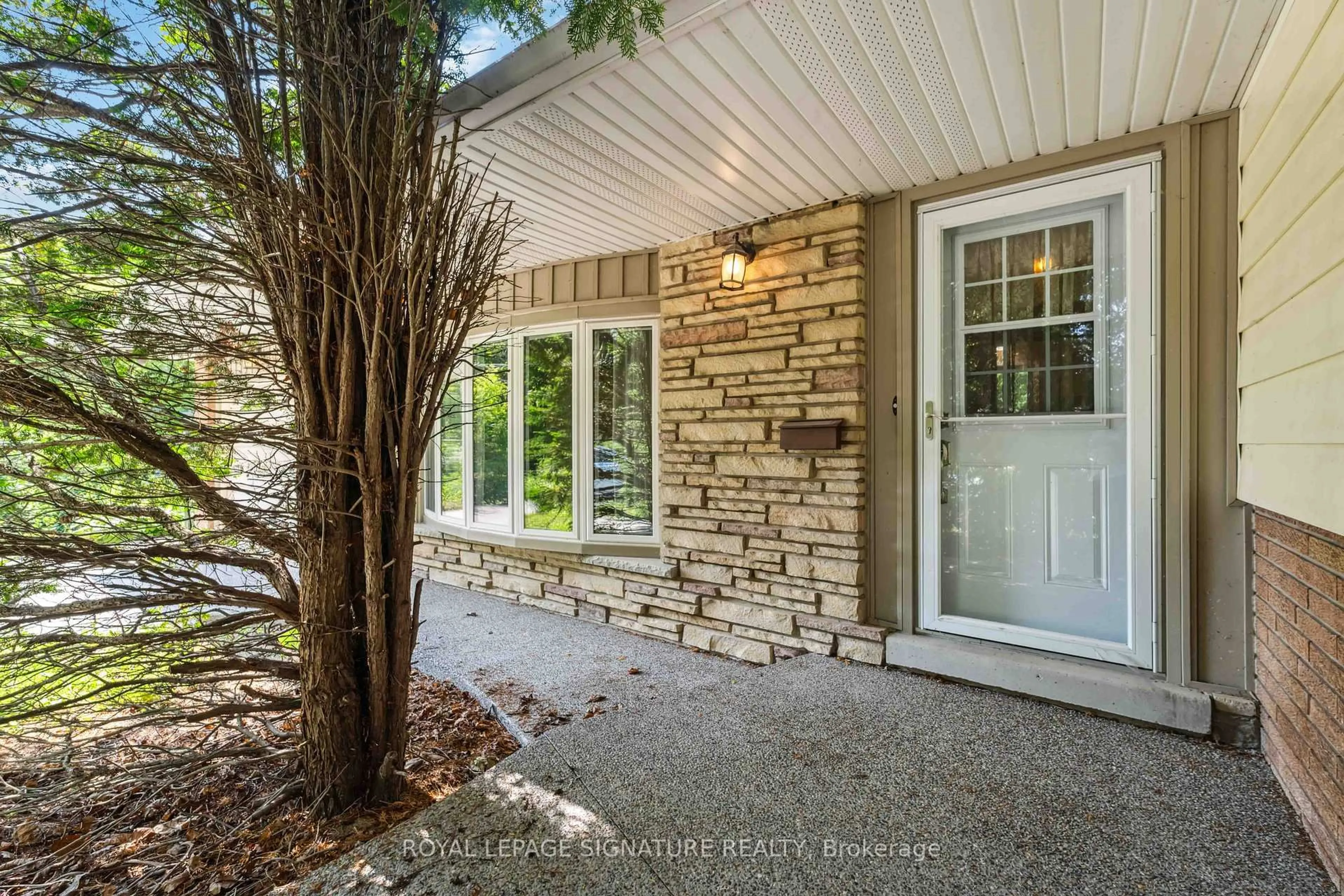 Indoor entryway for 7 OLD COACH RD, St. Catharines Ontario L2N 2P2