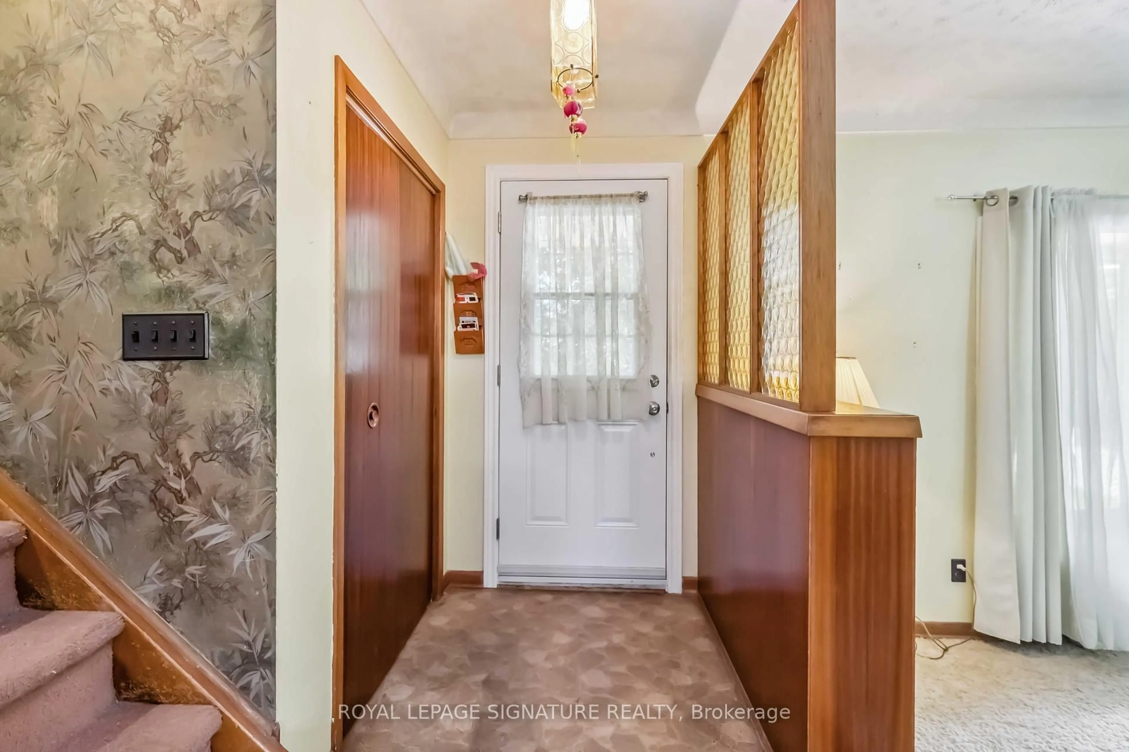 Indoor entryway for 7 OLD COACH RD, St. Catharines Ontario L2N 2P2