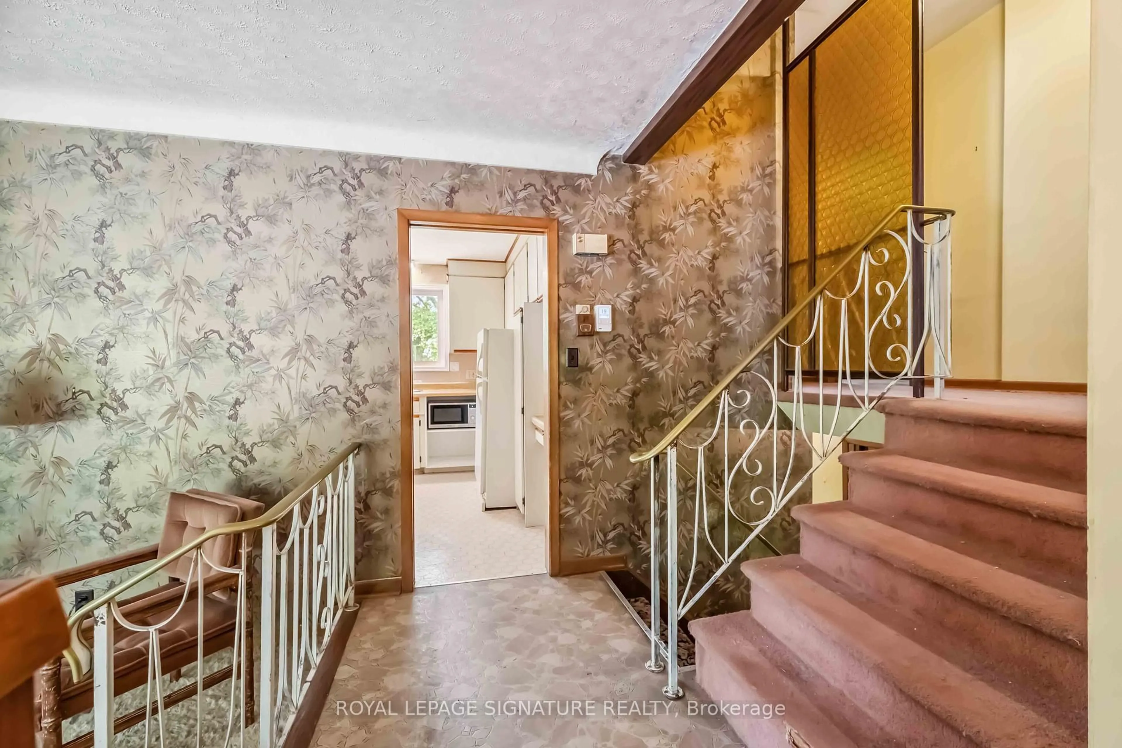 Indoor foyer for 7 OLD COACH RD, St. Catharines Ontario L2N 2P2