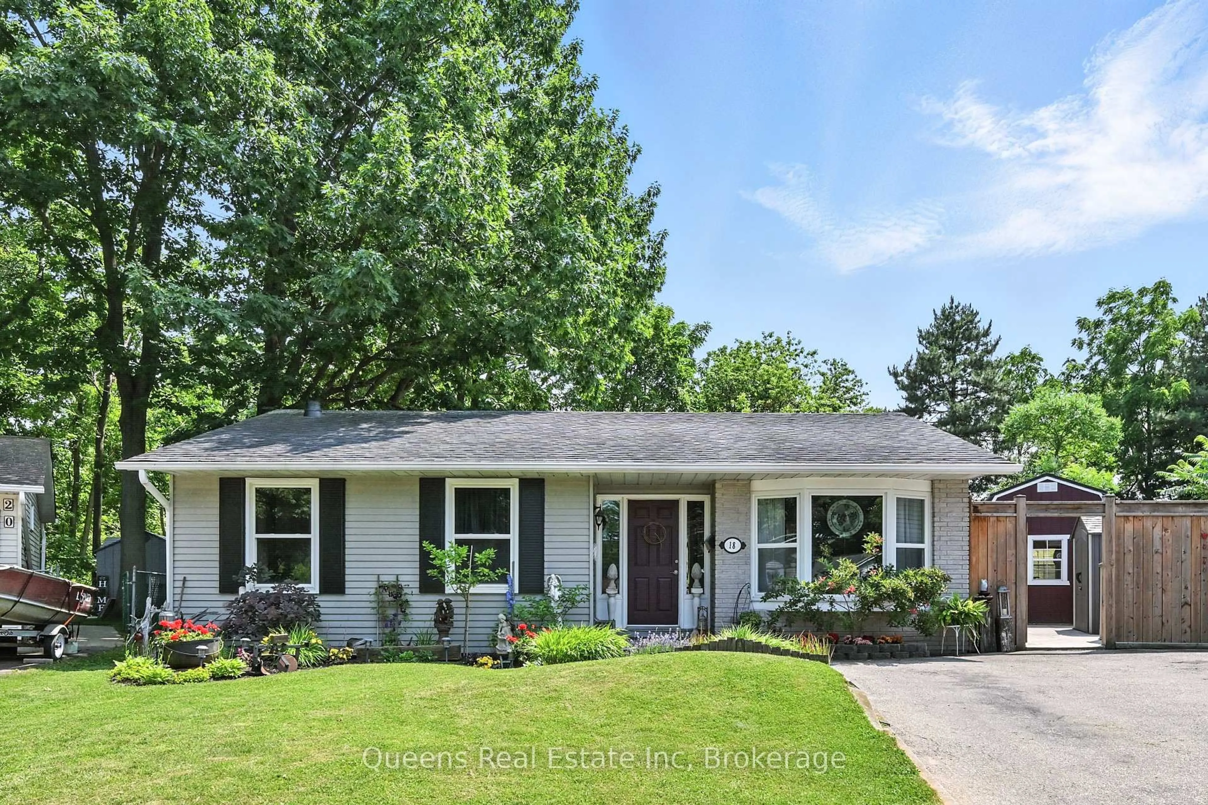 Home with brick exterior material, street for 18 Inglewood Crt, Grimsby Ontario L3M 4S2