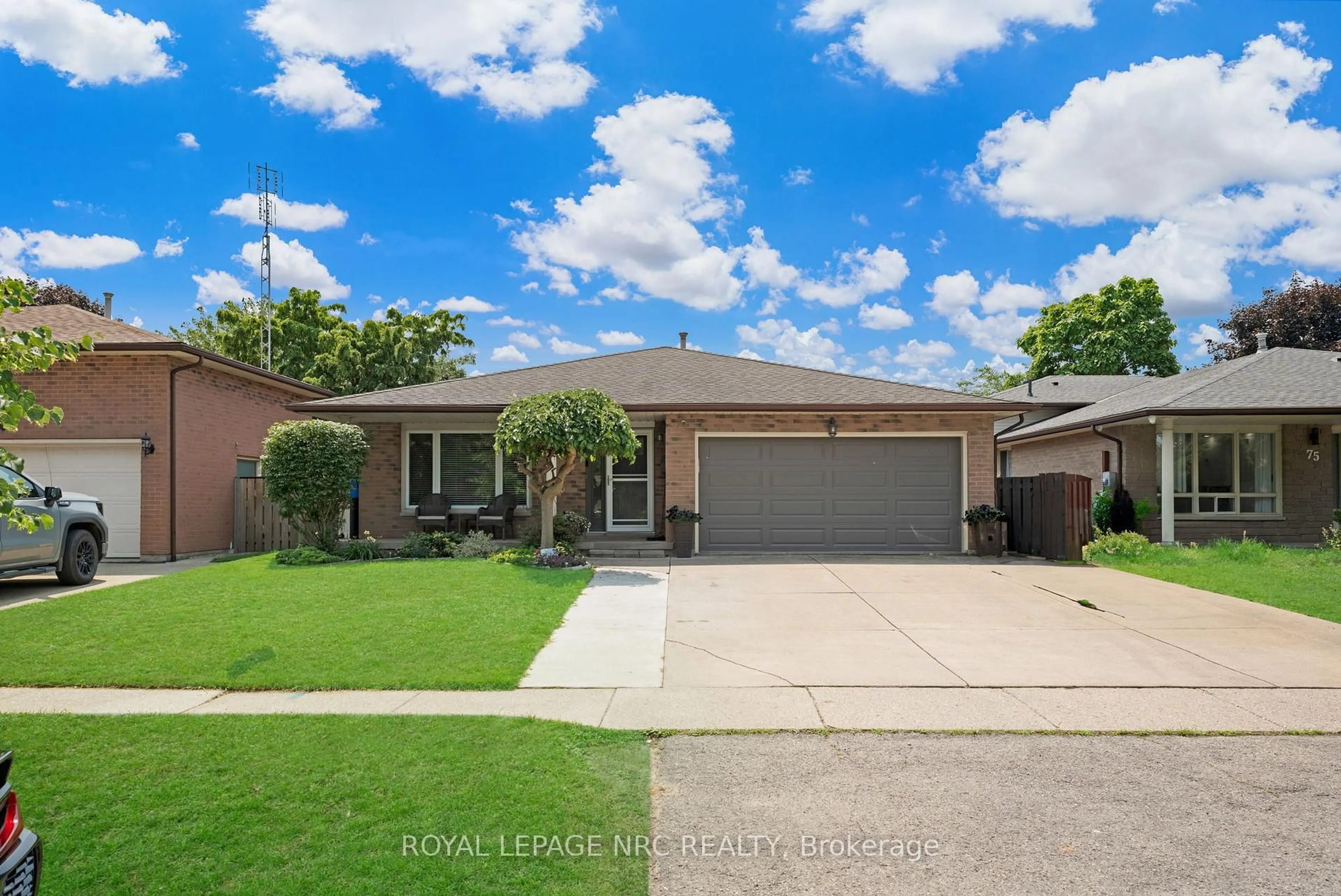 A pic from outside/outdoor area/front of a property/back of a property/a pic from drone, street for 71 College Park Dr, Welland Ontario L3C 6Z7