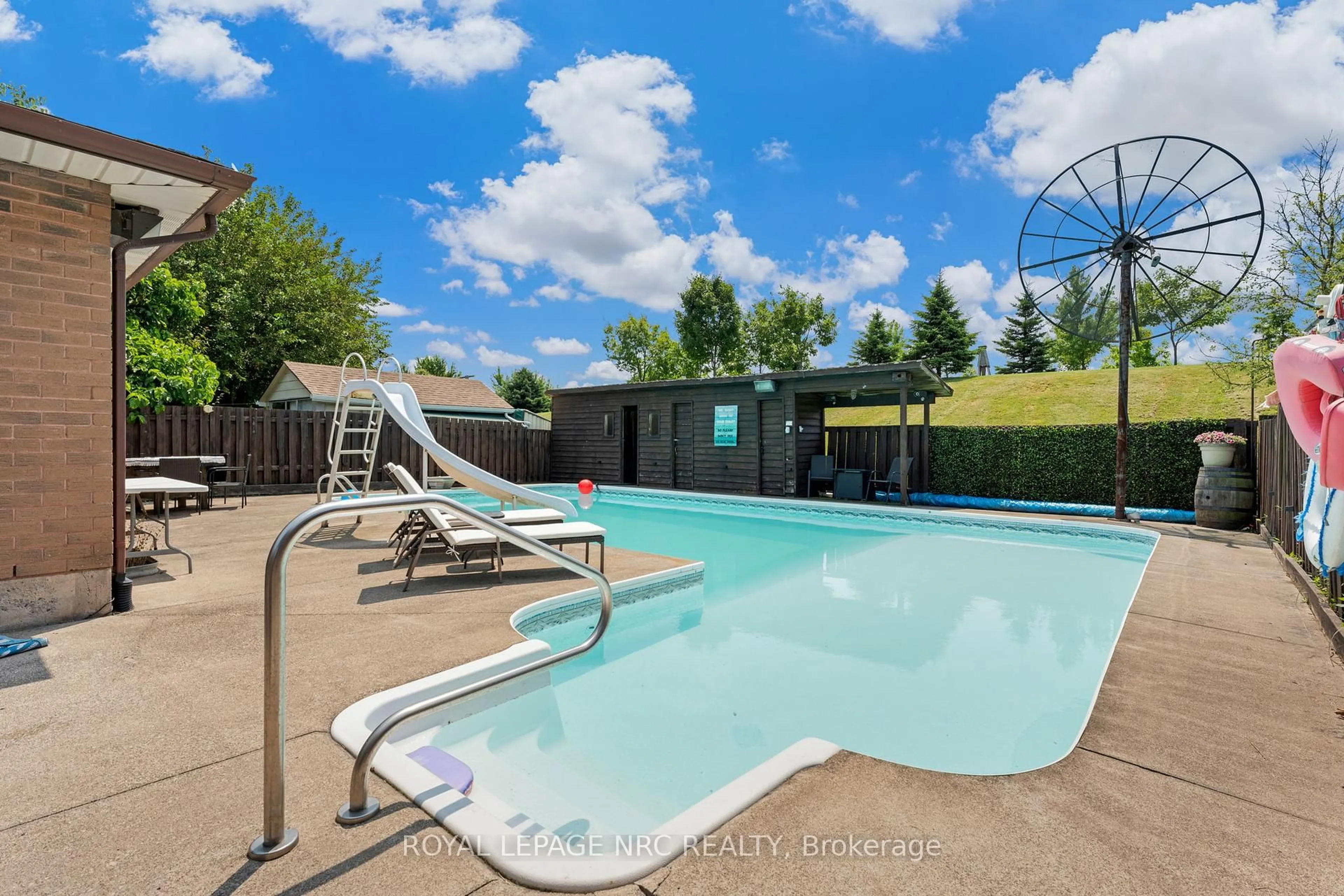 Pool for 71 College Park Dr, Welland Ontario L3C 6Z7