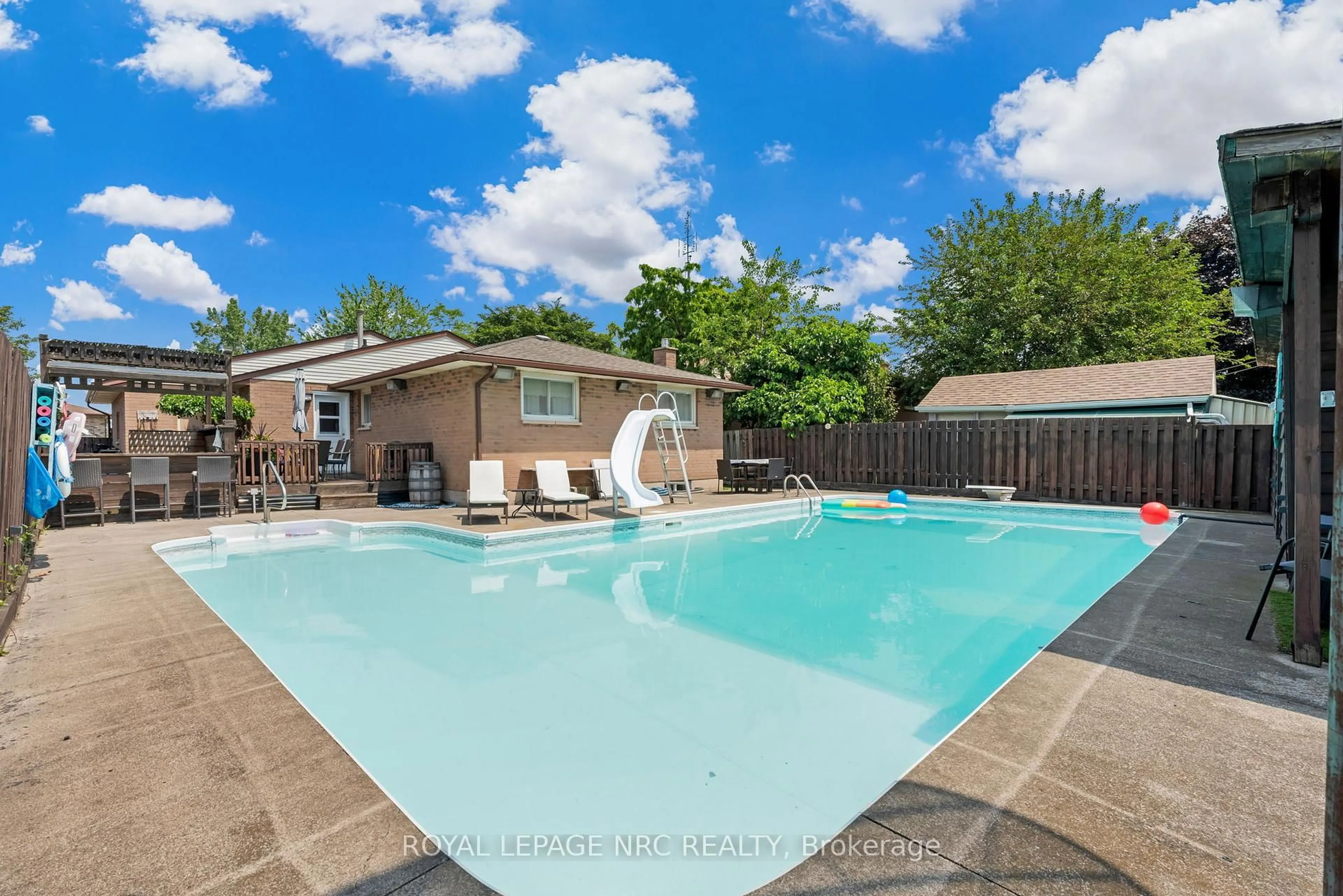 Pool for 71 College Park Dr, Welland Ontario L3C 6Z7