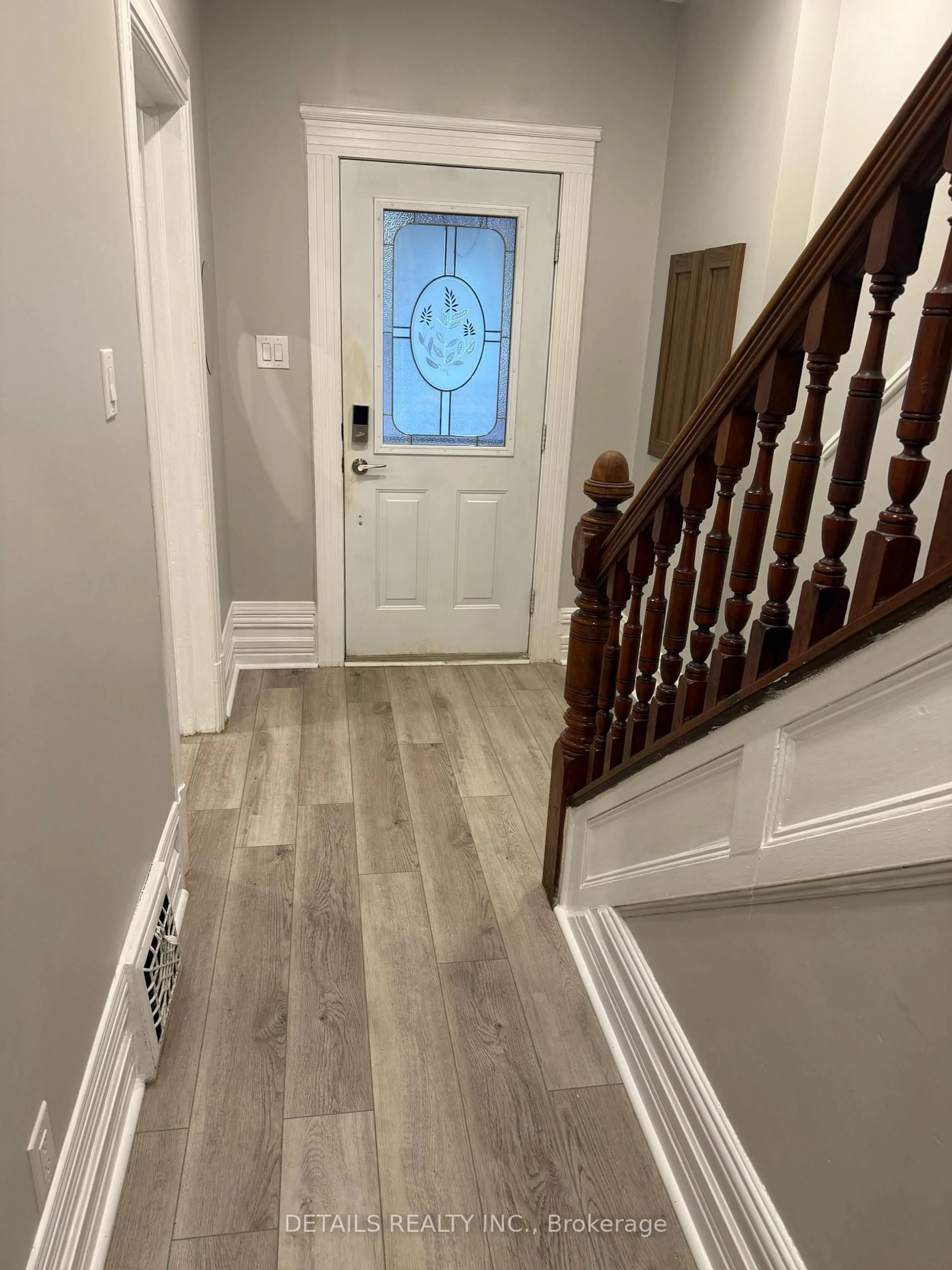 Indoor entryway for 483 Parkdale Ave, Ottawa Ontario K1Y 1H7