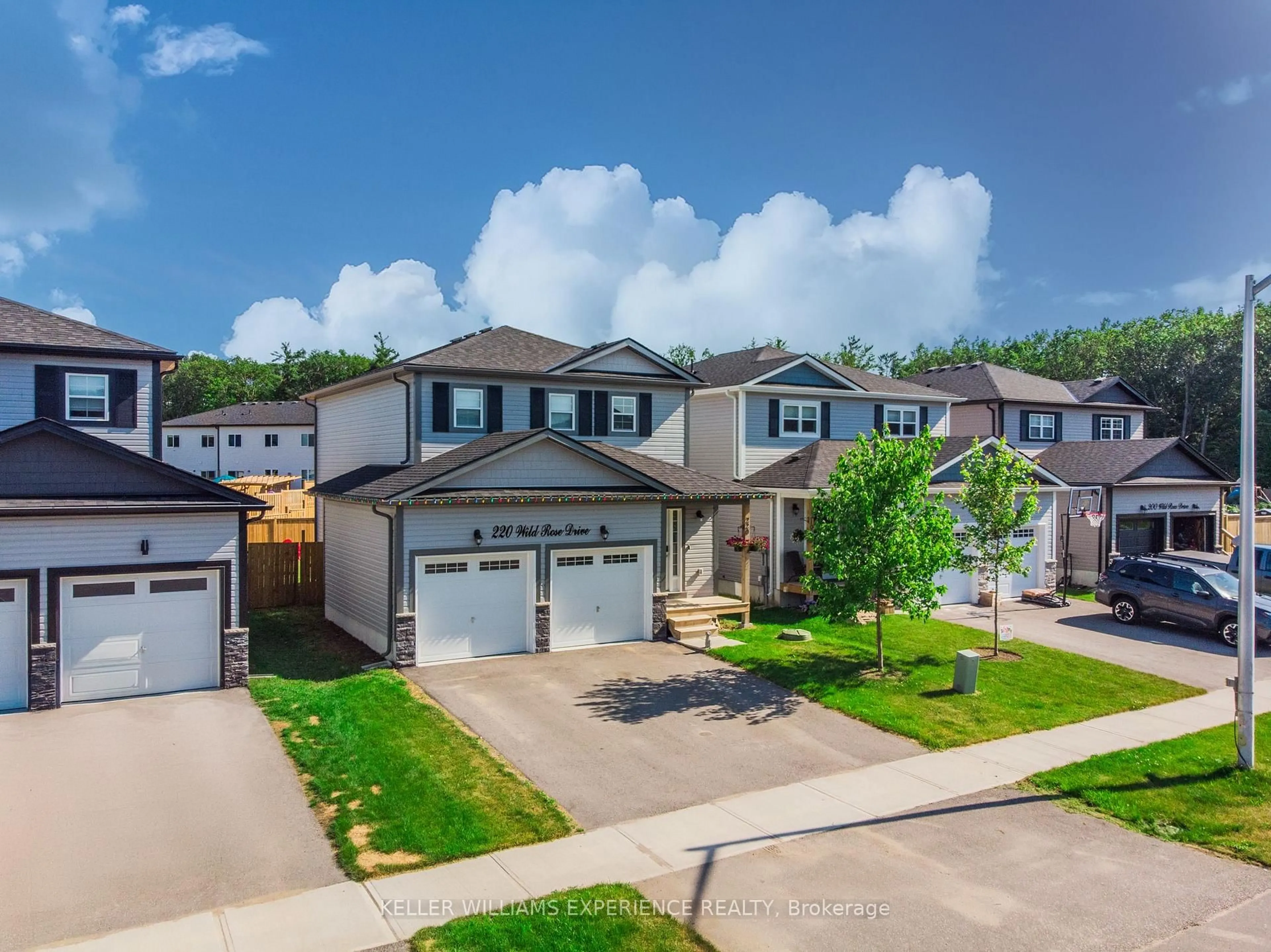 A pic from outside/outdoor area/front of a property/back of a property/a pic from drone, street for 220 Wild Rose Dr, Gravenhurst Ontario P1P 0B4