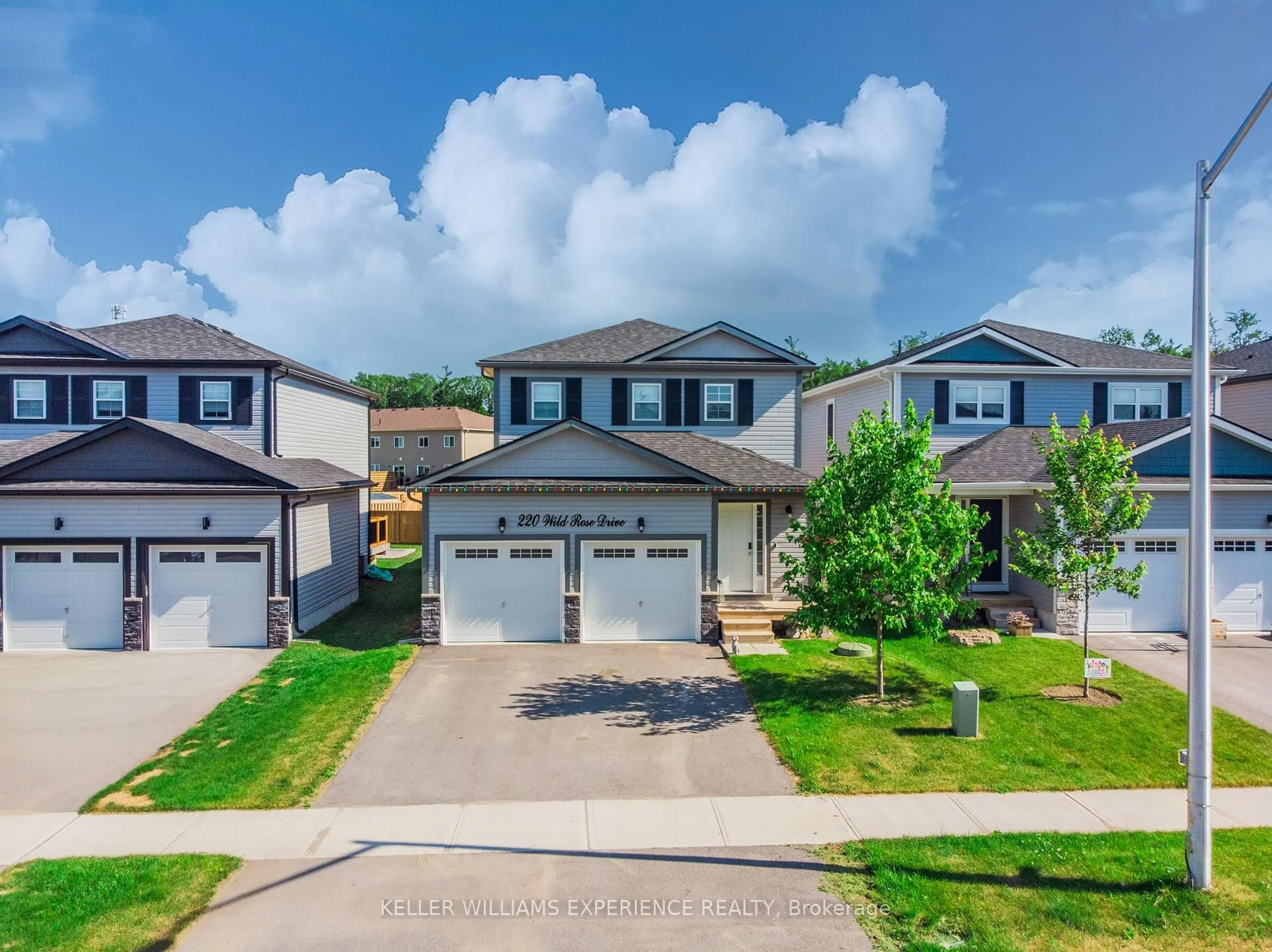 A pic from outside/outdoor area/front of a property/back of a property/a pic from drone, street for 220 Wild Rose Dr, Gravenhurst Ontario P1P 0B4