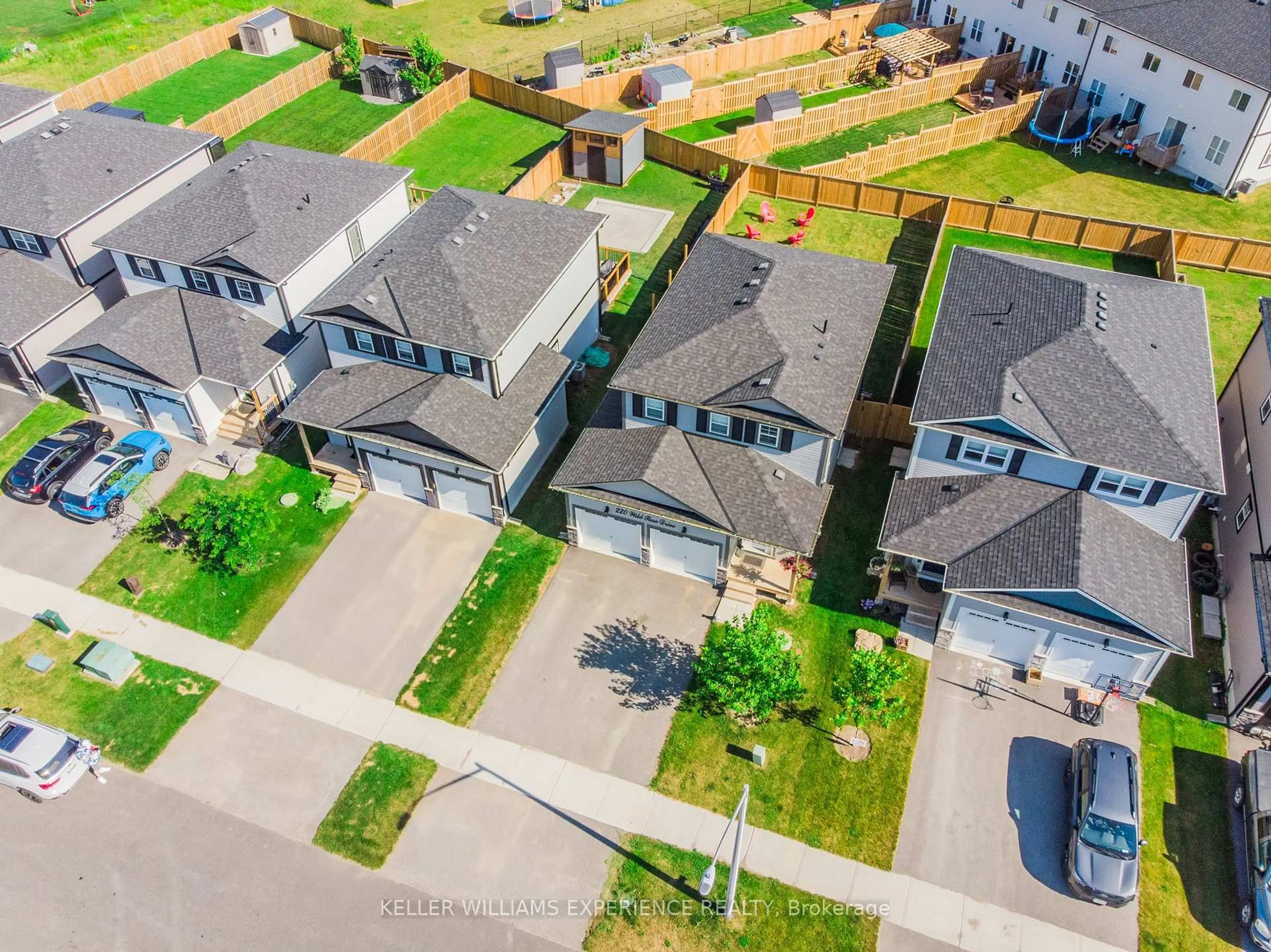 A pic from outside/outdoor area/front of a property/back of a property/a pic from drone, street for 220 Wild Rose Dr, Gravenhurst Ontario P1P 0B4