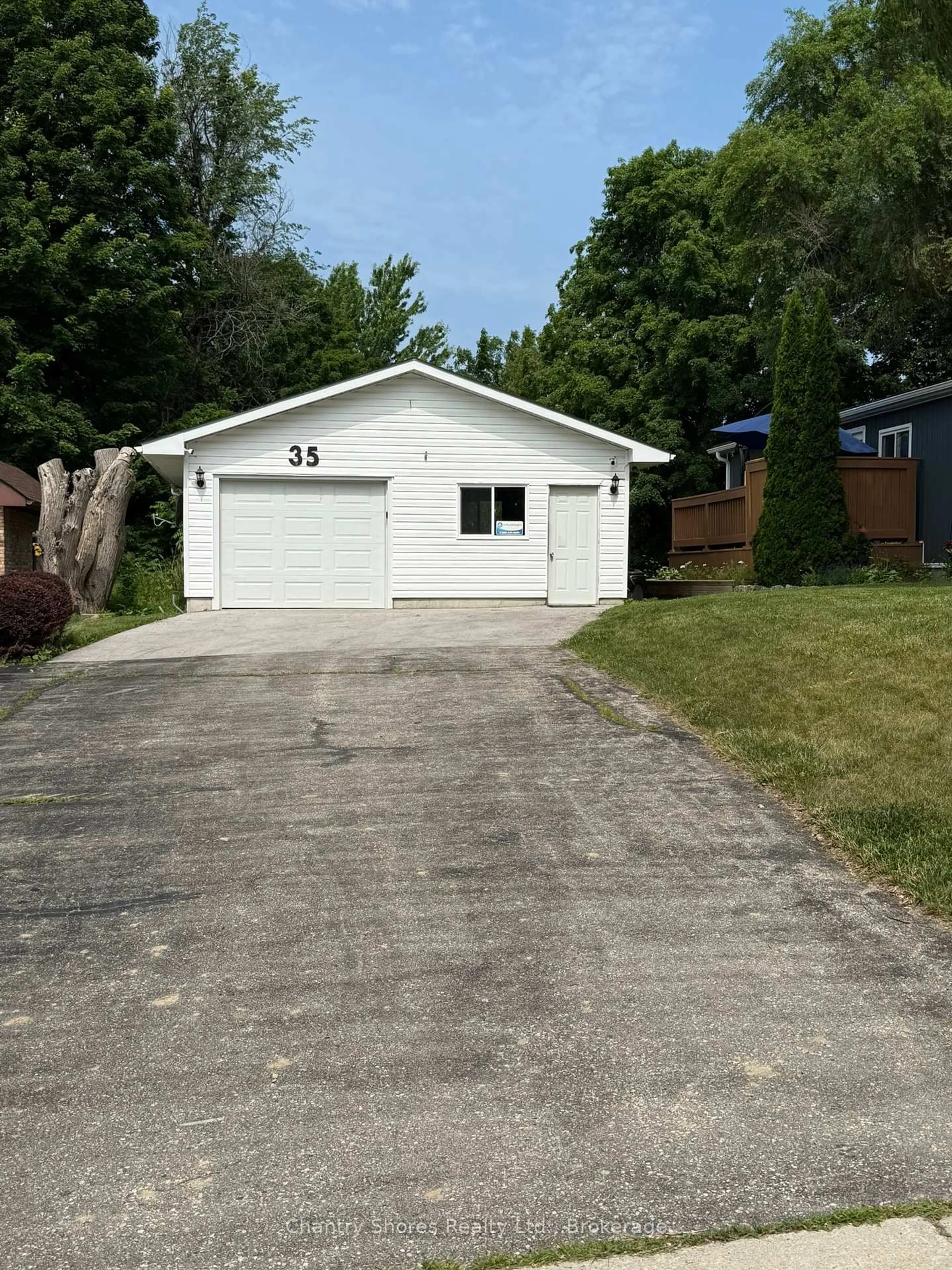 Indoor garage for 35 King St, Kincardine Ontario N0G 2T0