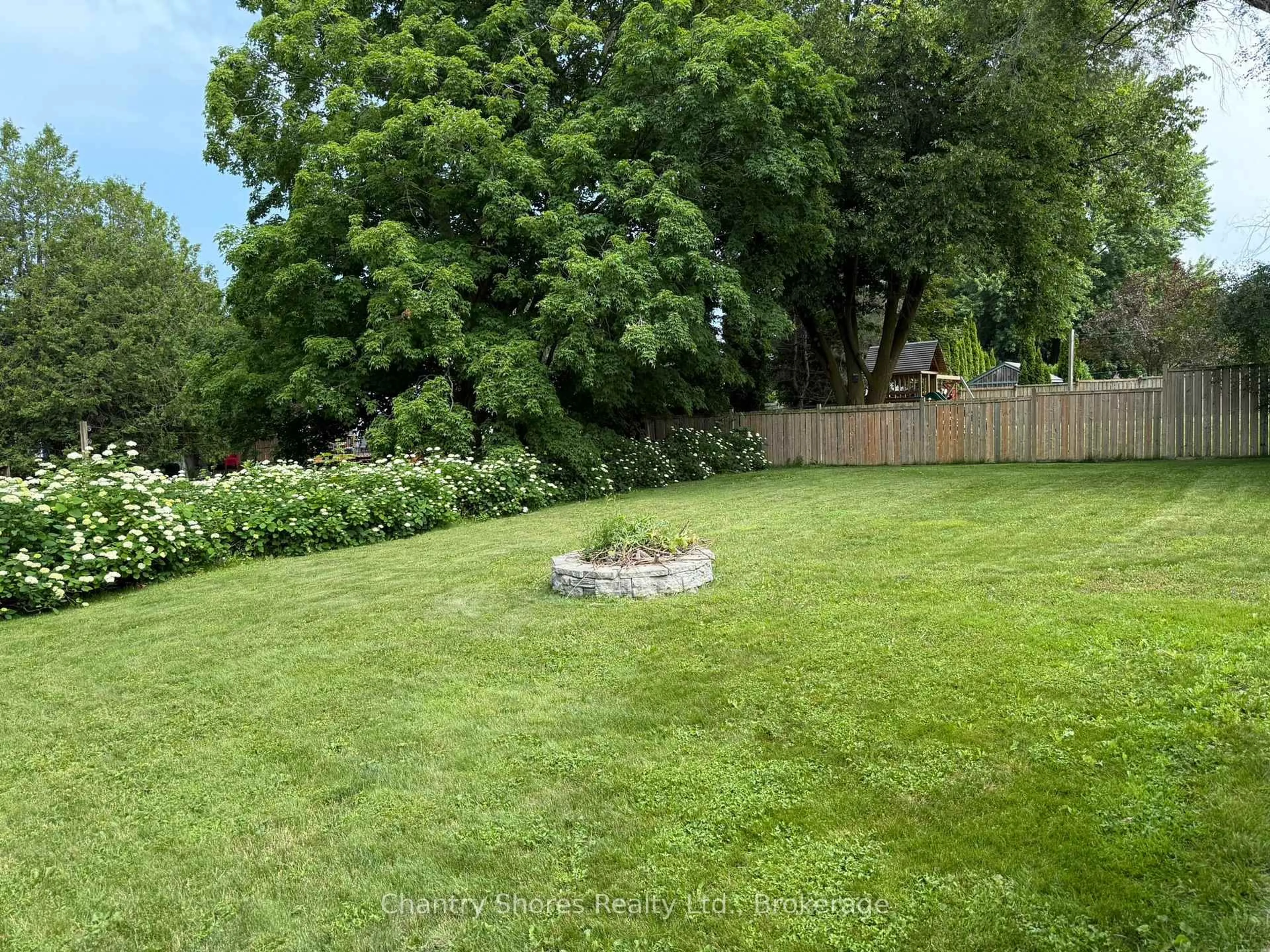 A pic from outside/outdoor area/front of a property/back of a property/a pic from drone, unknown for 35 King St, Kincardine Ontario N0G 2T0