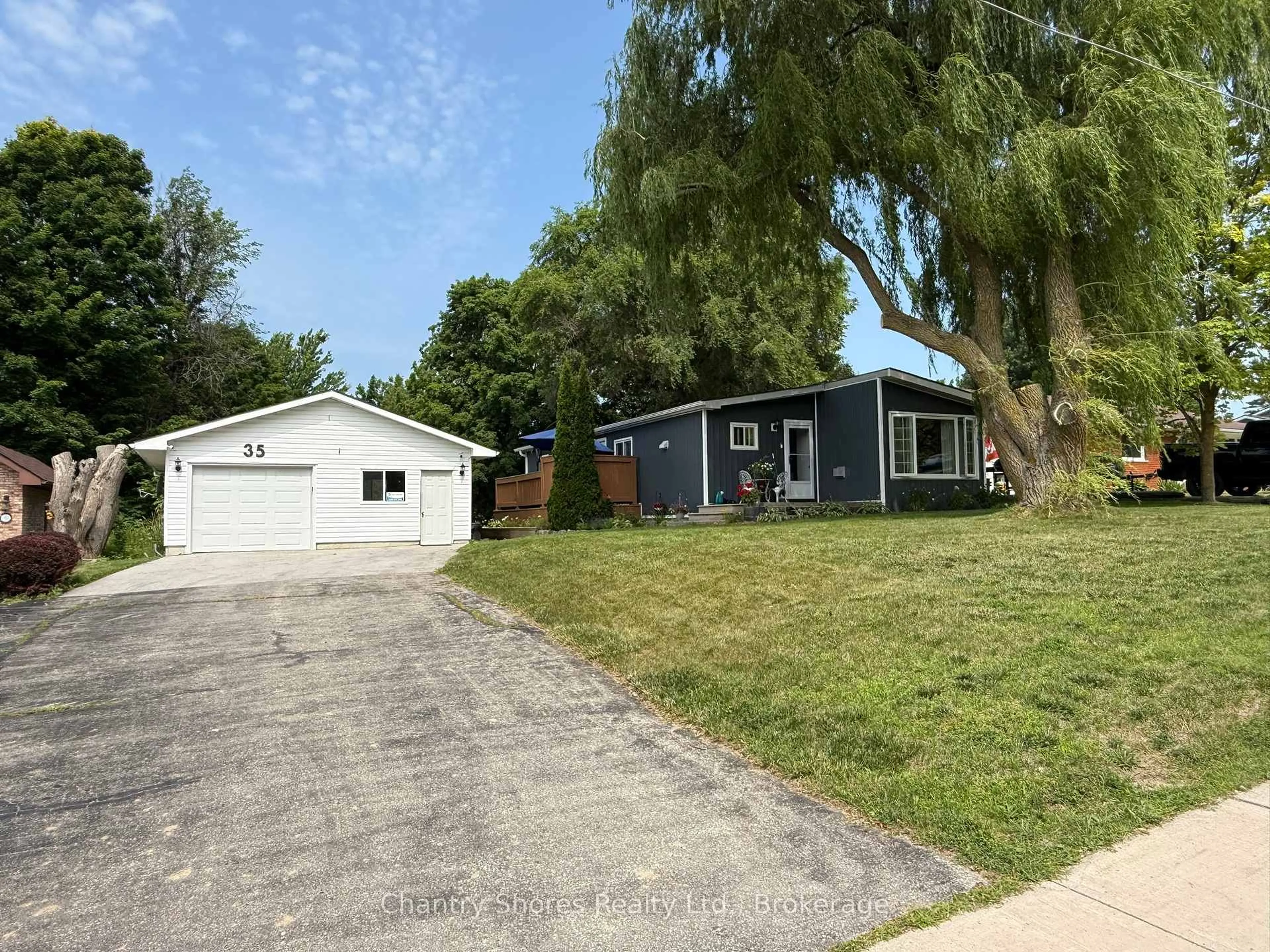 A pic from outside/outdoor area/front of a property/back of a property/a pic from drone, street for 35 King St, Kincardine Ontario N0G 2T0