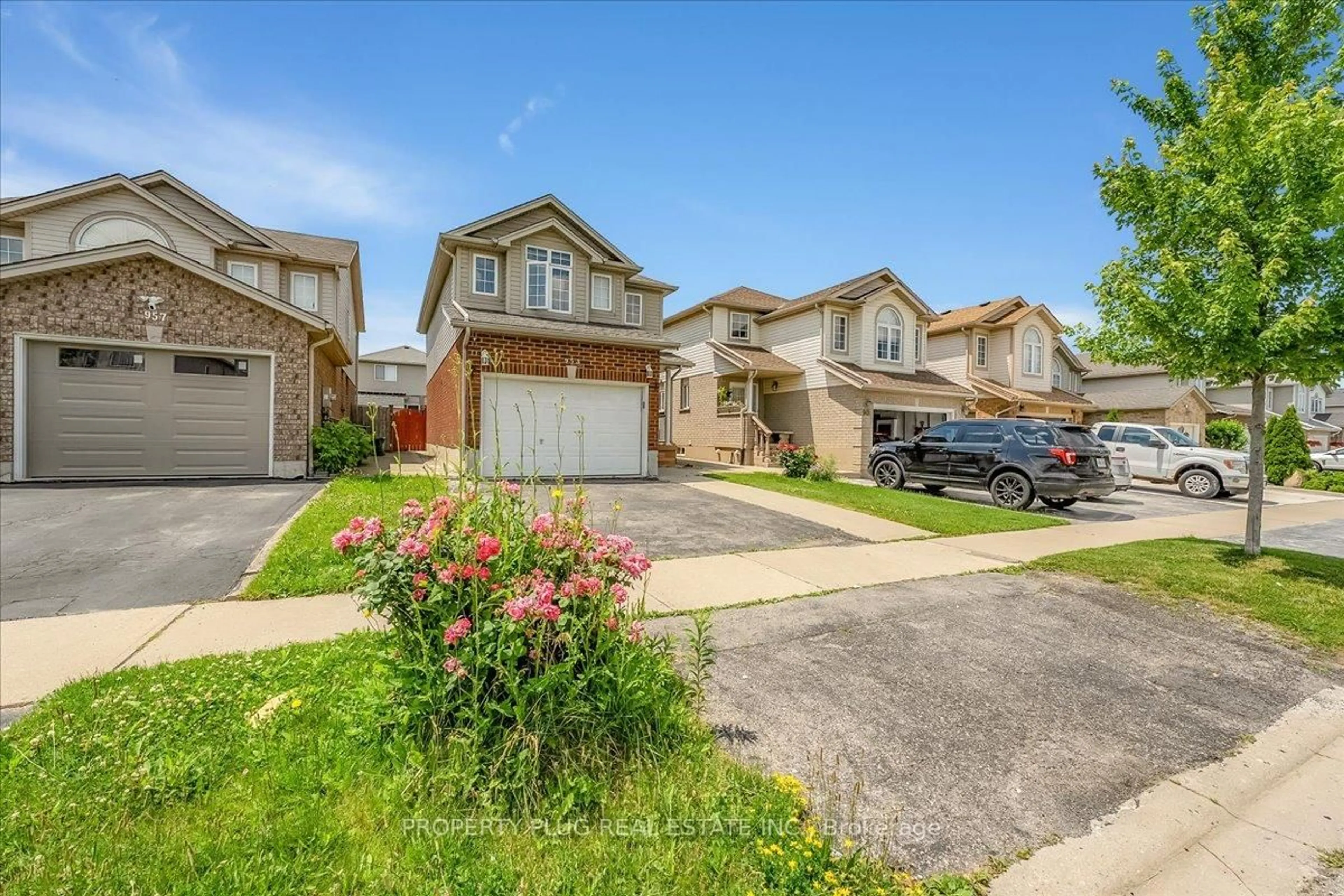 A pic from outside/outdoor area/front of a property/back of a property/a pic from drone, street for 953 Copper Leaf Cres, Kitchener Ontario N2E 3W3