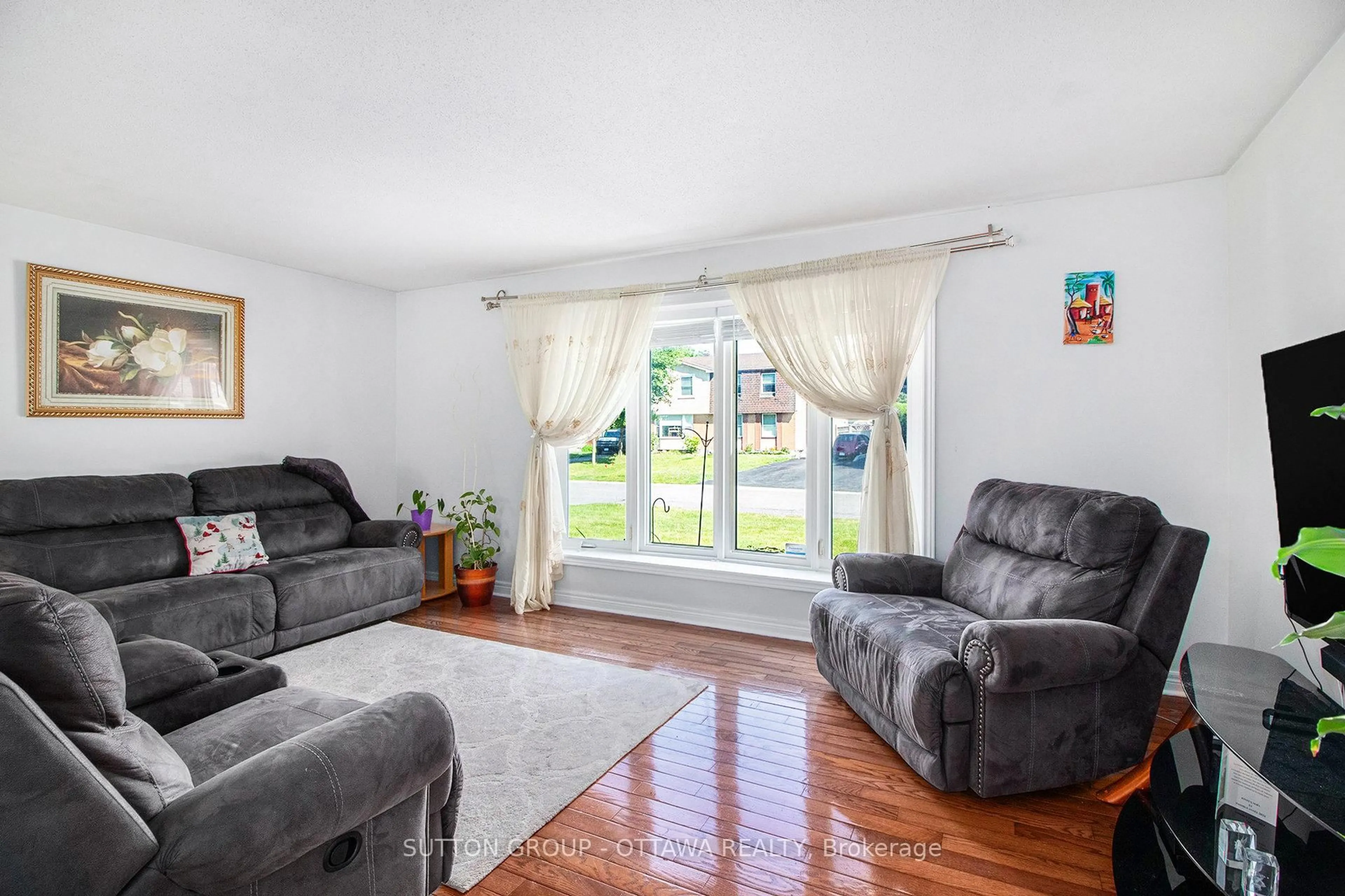 Living room with furniture, unknown for 848 Borland Dr, Ottawa Ontario K1E 1X5