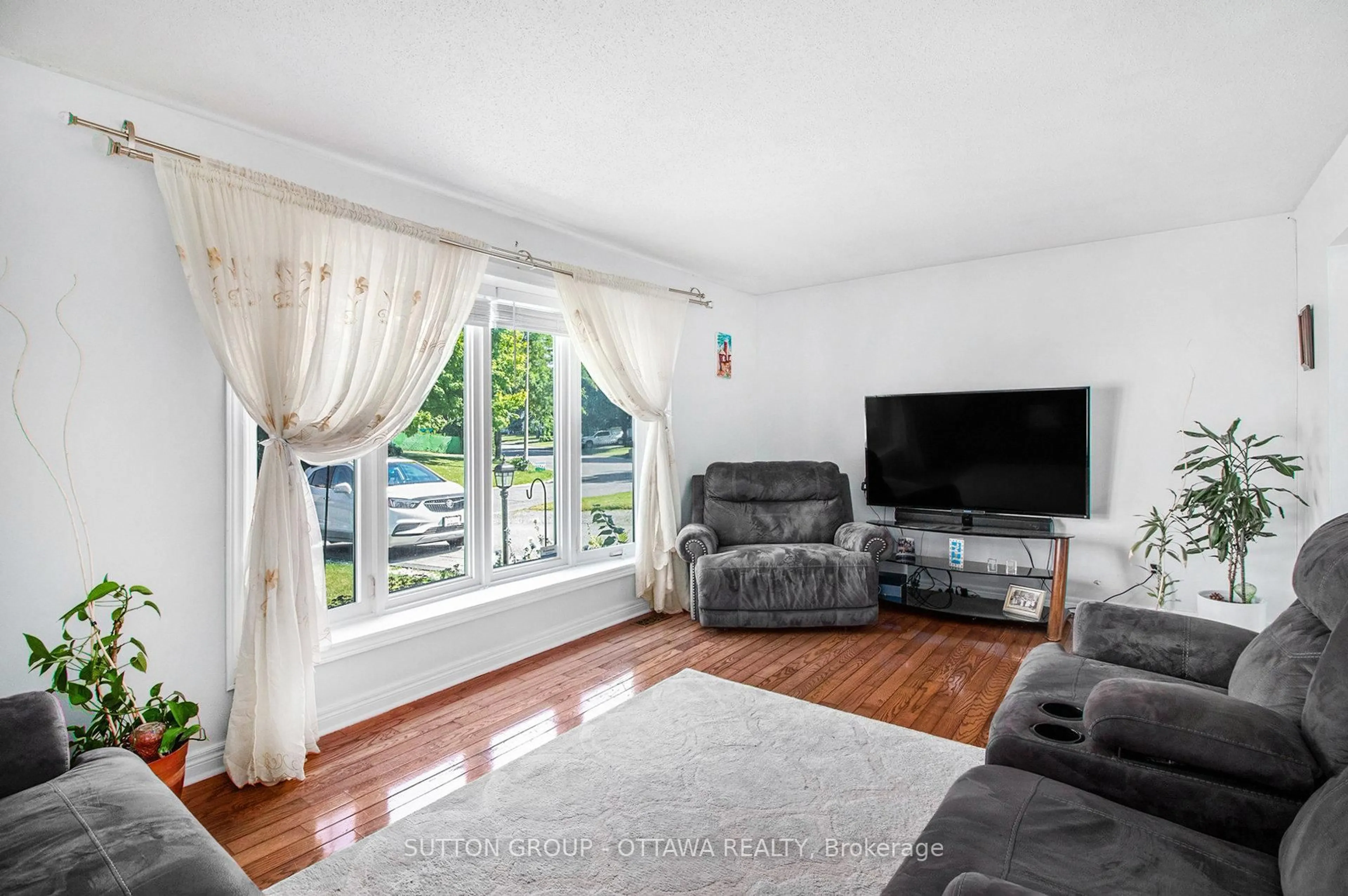 Living room with furniture, unknown for 848 Borland Dr, Ottawa Ontario K1E 1X5