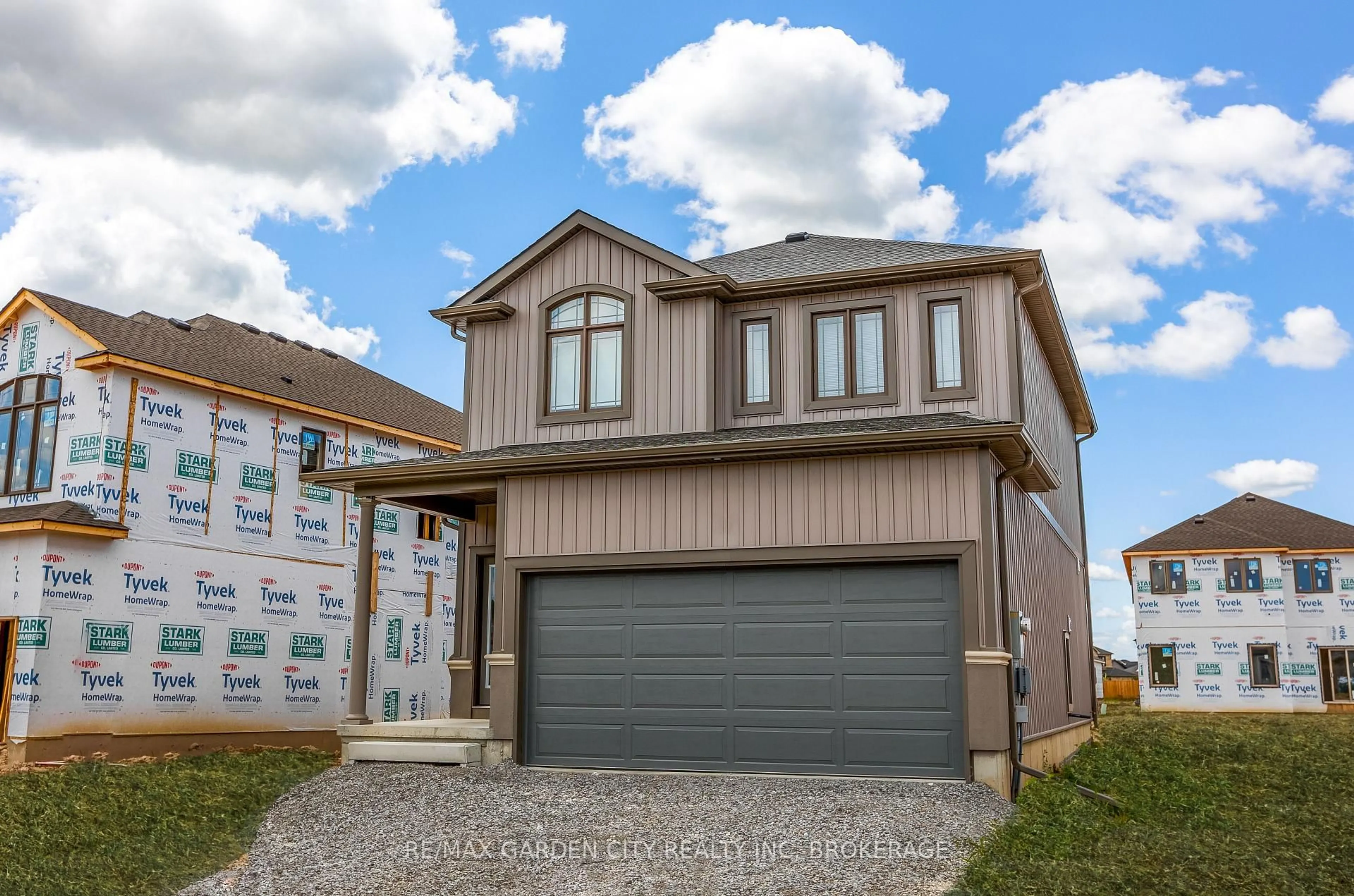 Home with vinyl exterior material, street for 33 Bounty Ave, Thorold Ontario L2V 0H3