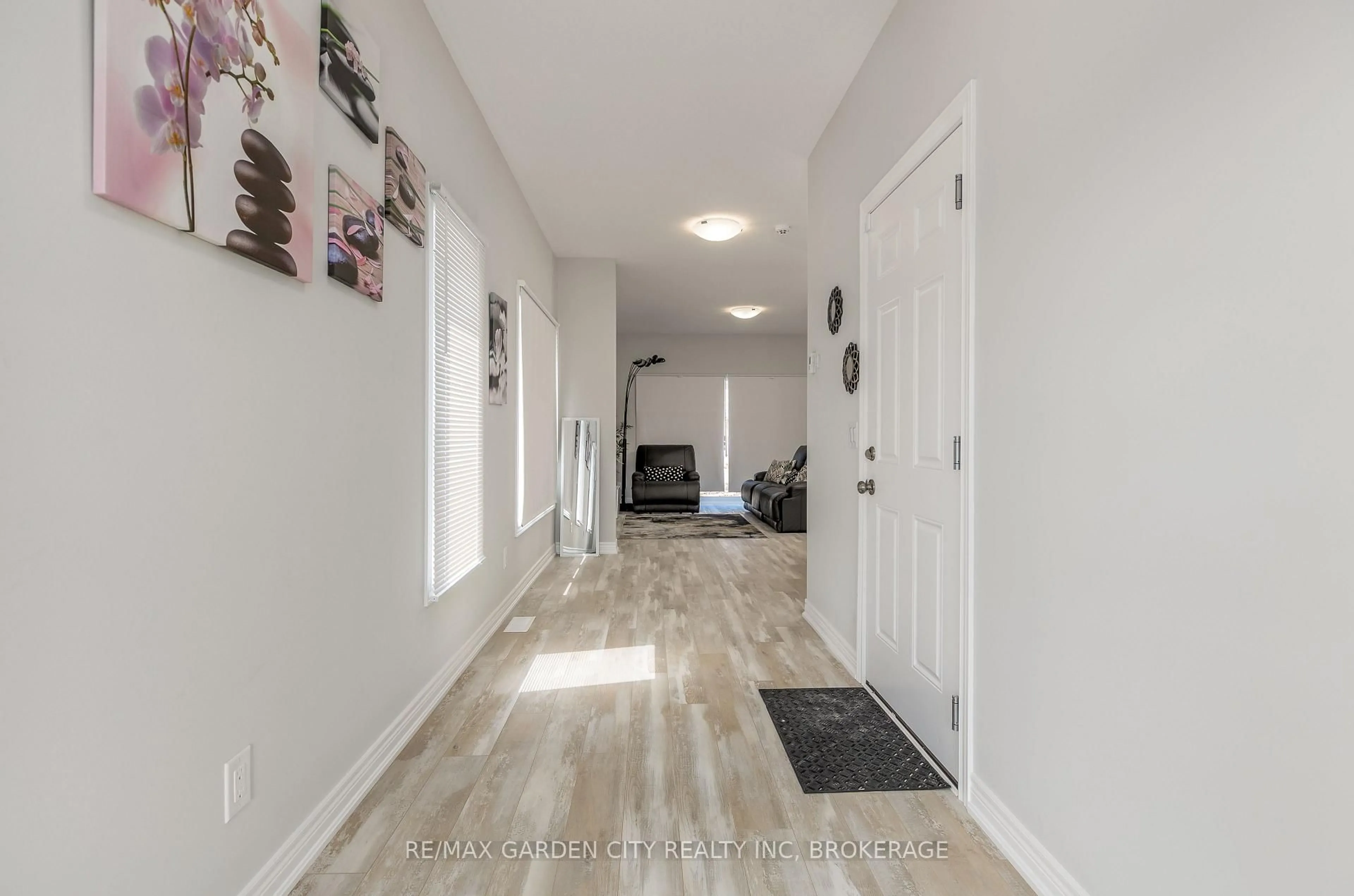 Indoor entryway for 33 Bounty Ave, Thorold Ontario L2V 0H3