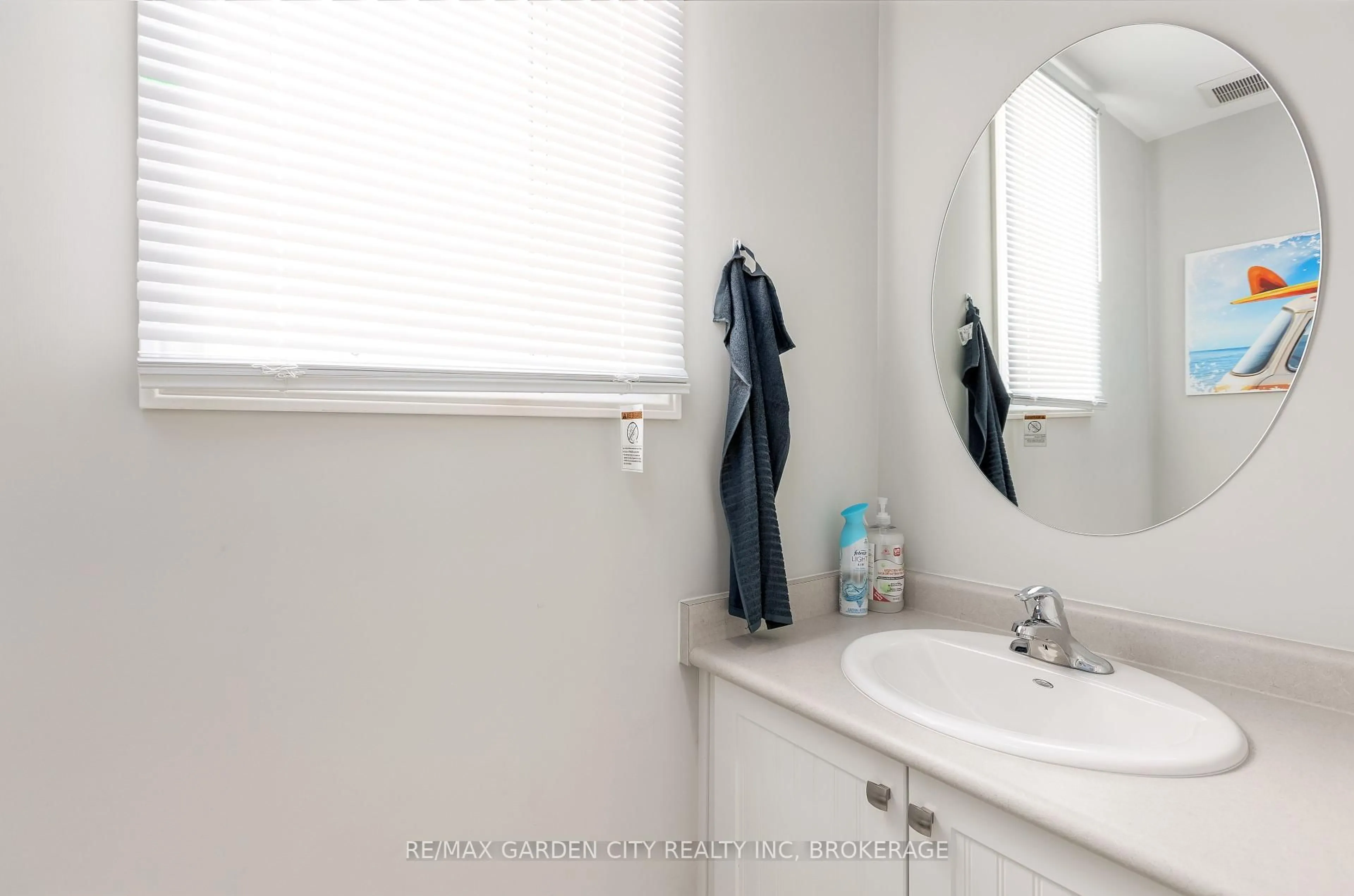 Standard bathroom, unknown for 33 Bounty Ave, Thorold Ontario L2V 0H3