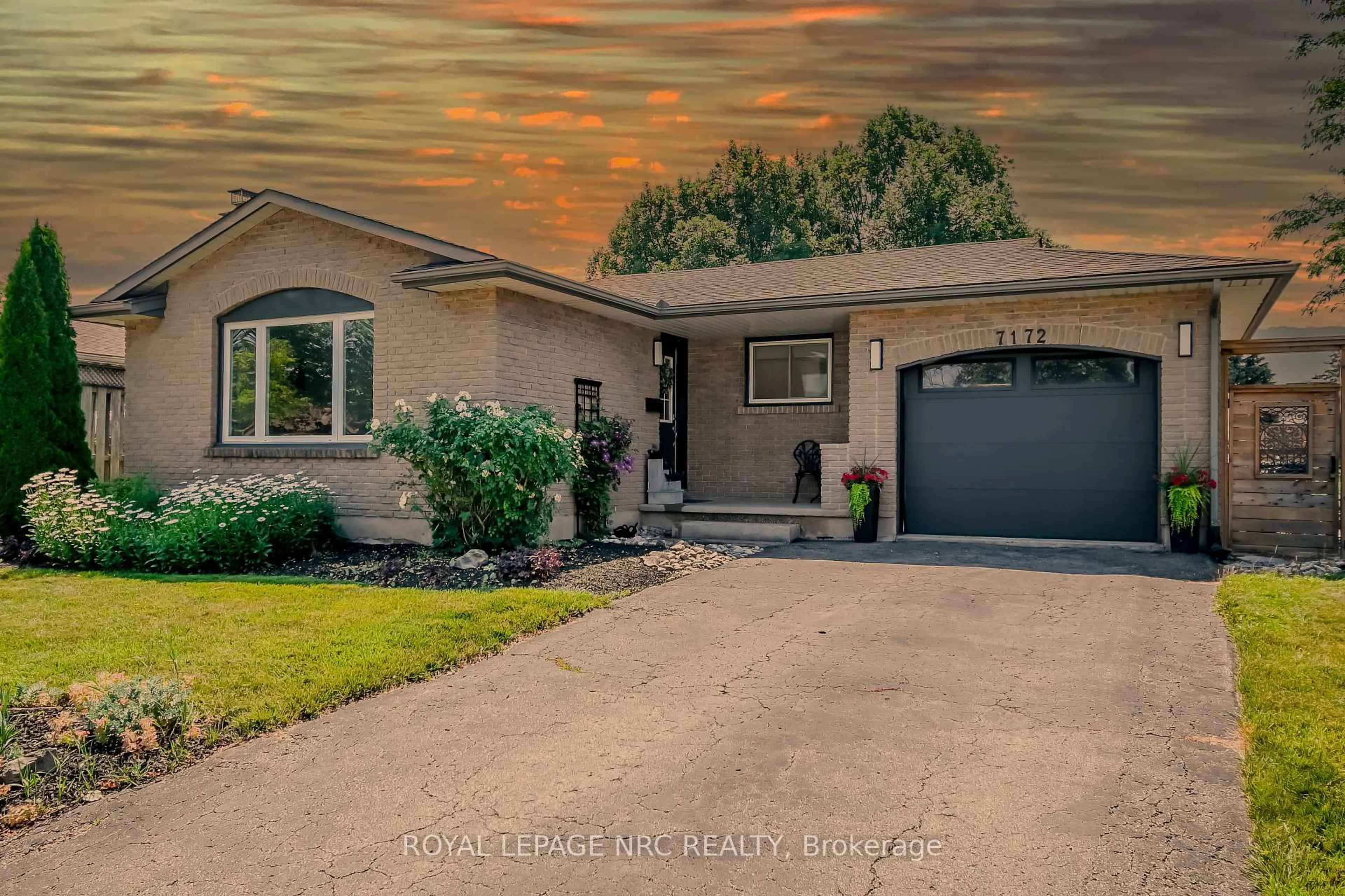 Home with vinyl exterior material, street for 7172 President Dr, Niagara Falls Ontario L2J 3T9