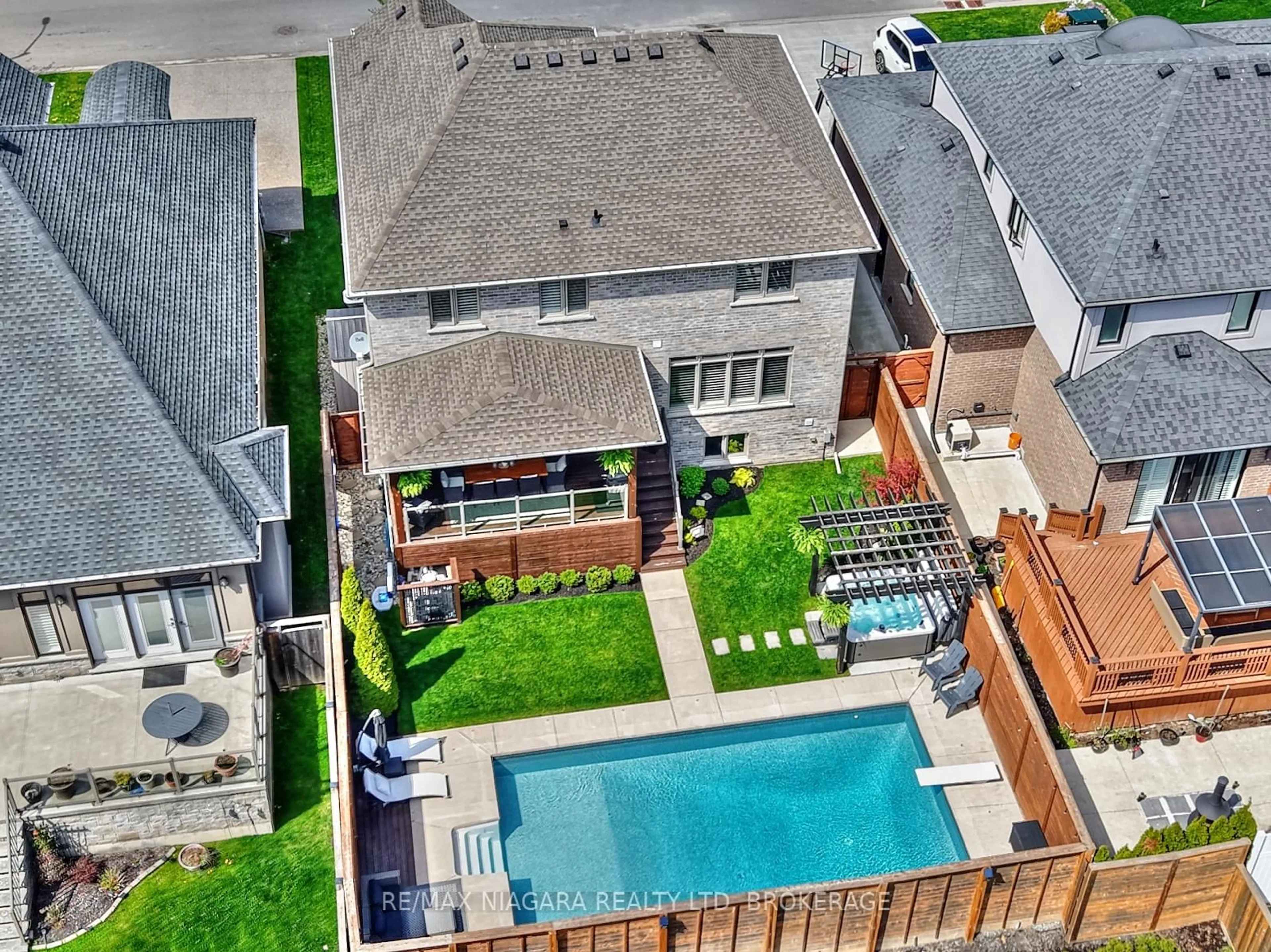 A pic from outside/outdoor area/front of a property/back of a property/a pic from drone, street for 8886 Black Forest Cres, Niagara Falls Ontario L2H 0M8
