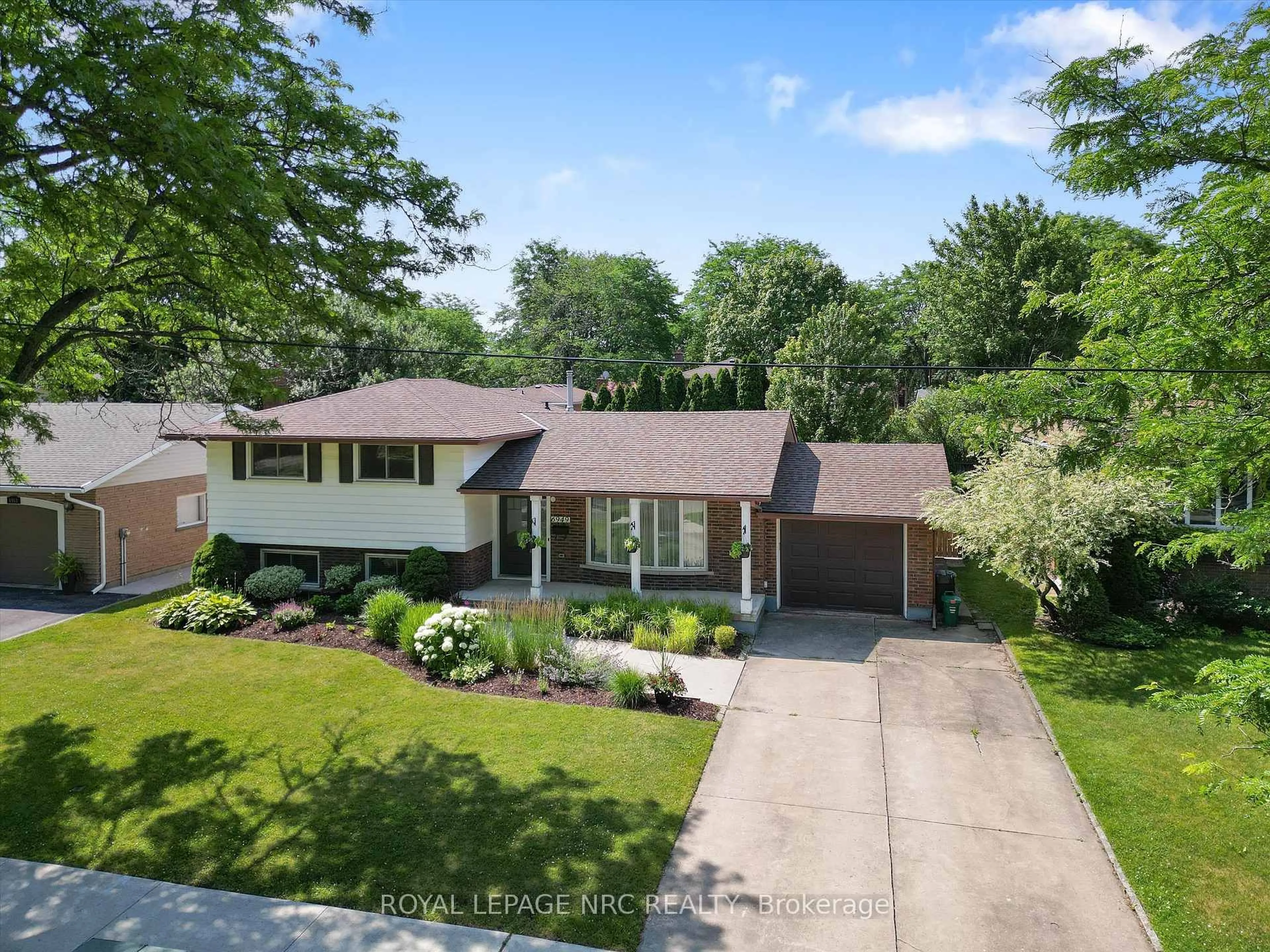 A pic from outside/outdoor area/front of a property/back of a property/a pic from drone, street for 6949 Brian Cres, Niagara Falls Ontario L2J 3P5