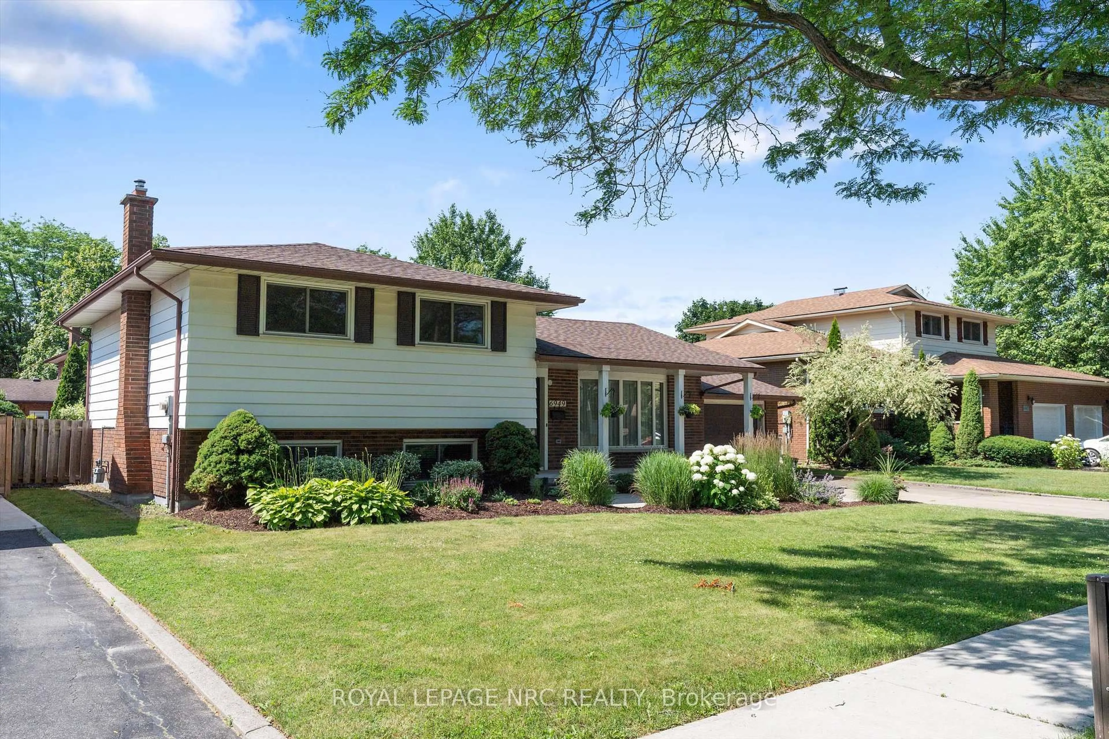 Home with vinyl exterior material, street for 6949 Brian Cres, Niagara Falls Ontario L2J 3P5