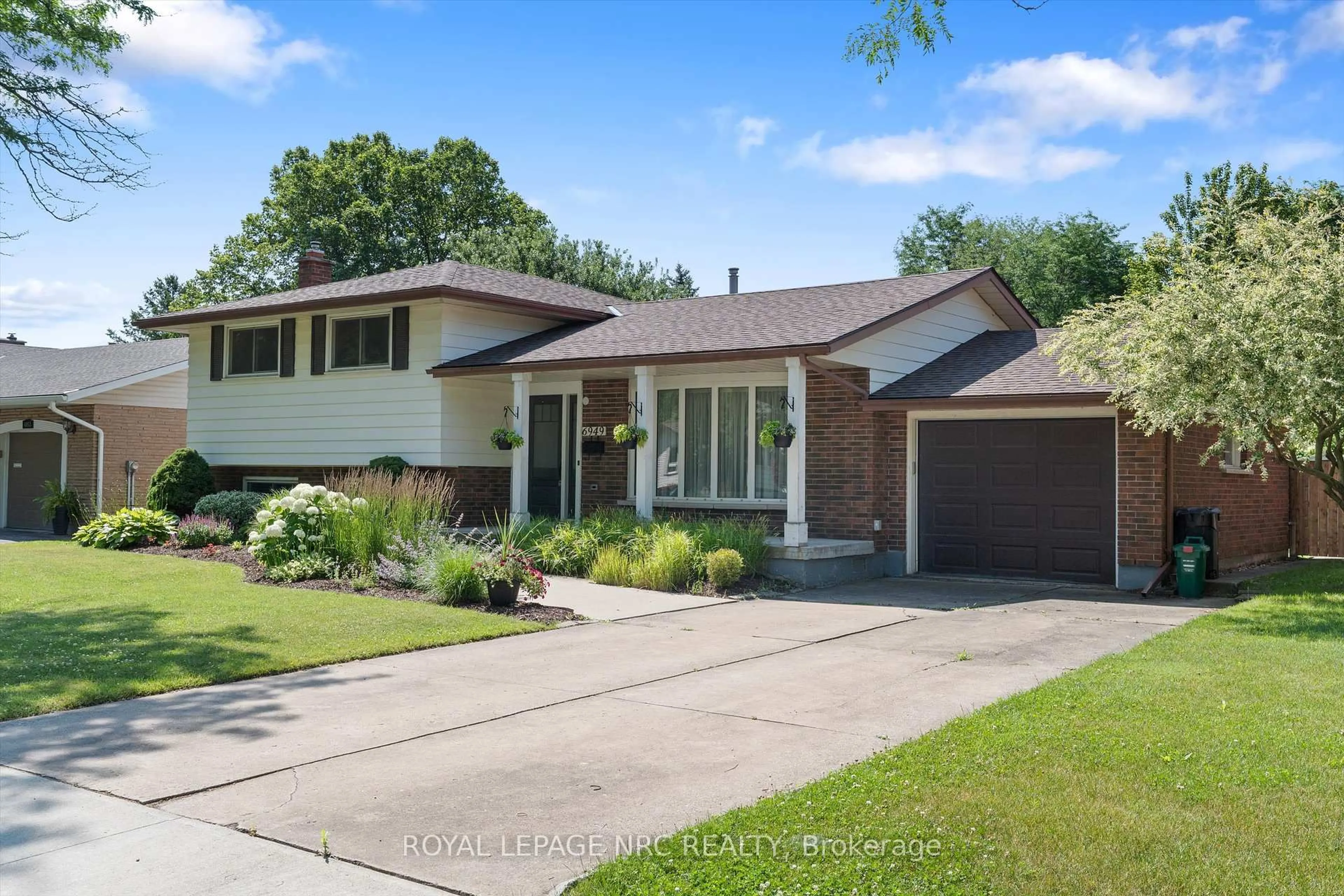 Home with brick exterior material, street for 6949 Brian Cres, Niagara Falls Ontario L2J 3P5